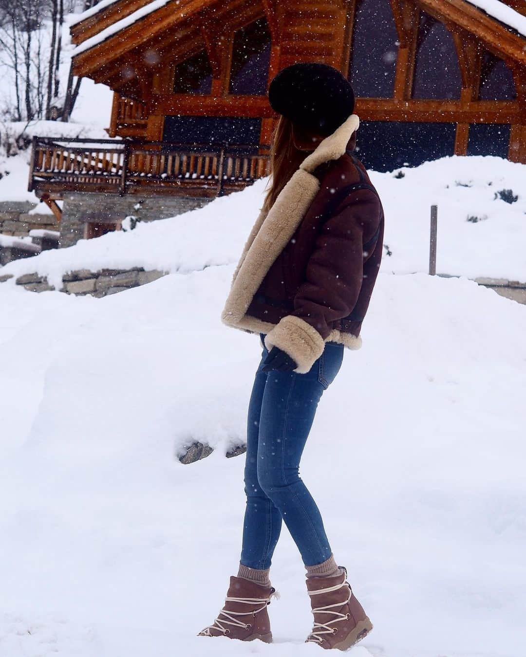 セラフィーニのインスタグラム：「Let it snow! ❄️ Go out with your Moon ZV, they'll take you wherever you want. ⁠ Thanks to @celiapeltier #WeAreSerafini #SerafiniShoes⁠ ⁠」