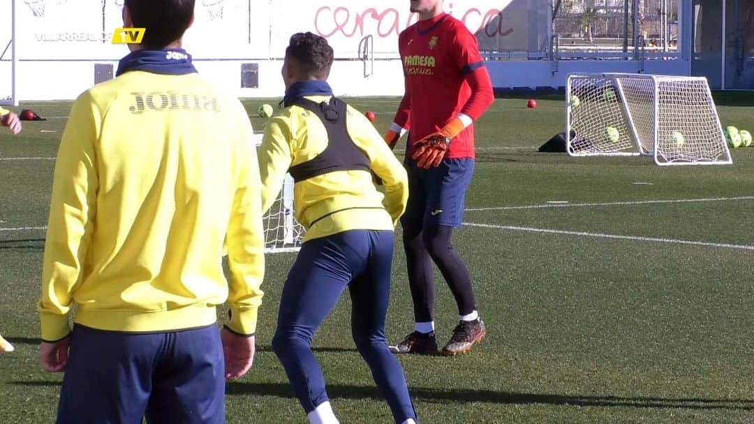ビジャレアルCFのインスタグラム：「👉 @yeresantos10 & @fcoquelin_official 👈  😂😂😂😂😂😂   #Villarreal #futbol #football #soccer #laliga」