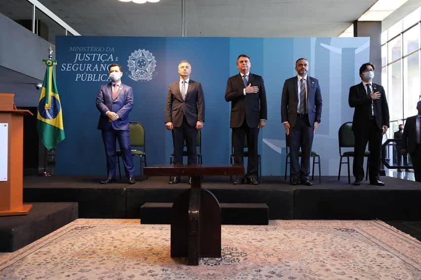 ジルマ・ルセフのインスタグラム：「O Presidente Jair Bolsonaro participou, na manhã desta terça-feira (19), da solenidade de posse do Defensor Público-Geral Federal da Defensoria Pública da União, Daniel de Macedo Alves Pereira. A DPU é o órgão público encarregado de prestar gratuitamente serviços de defesa judicial e extrajudicial e de orientação jurídica.  Fotos: Marcos Corrêa/PR」
