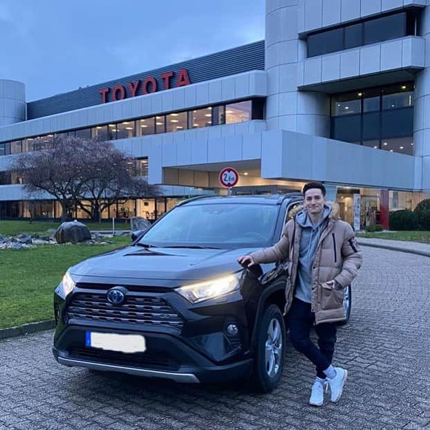 マゼル・ニューエンのインスタグラム：「Thanks @toyota_de for my new RAV 4 Hybrid 🚗✌🏼  @toyota.europe  #toyota #nichtsistunmöglich #teamtoyota_de」