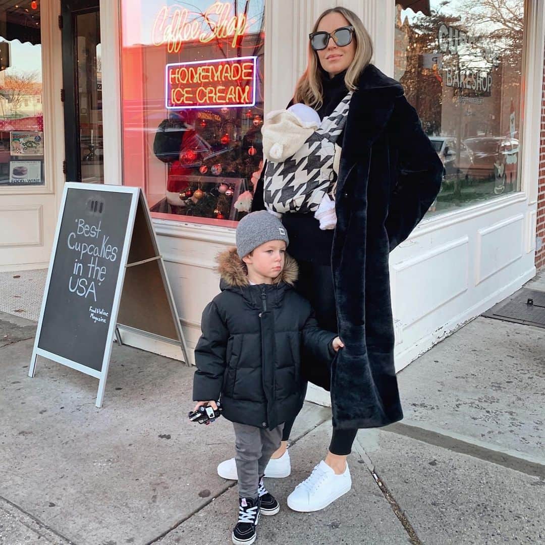 Helena Glazer Hodneのインスタグラム：「Never realized that I'd become such a sneaker person, but being a mom of two will do that to you. Here are some of my personal favorite sneaker outfits. Full blog post with all details in my bio💥✨」