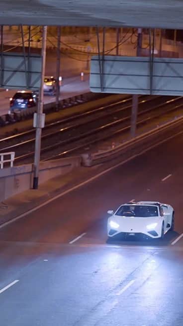 ランボルギーニのインスタグラム：「The different sides of a city like Melbourne get reflected on our Huracán EVO RWD Spyder. In this video, @northborders explains his choices in shooting our Super Sports Car. And what they mean to him. In collaboration with @lamborghini_melbourne.  #Lamborghini #HuracanEVORWDSpyder #RewindToRWD」