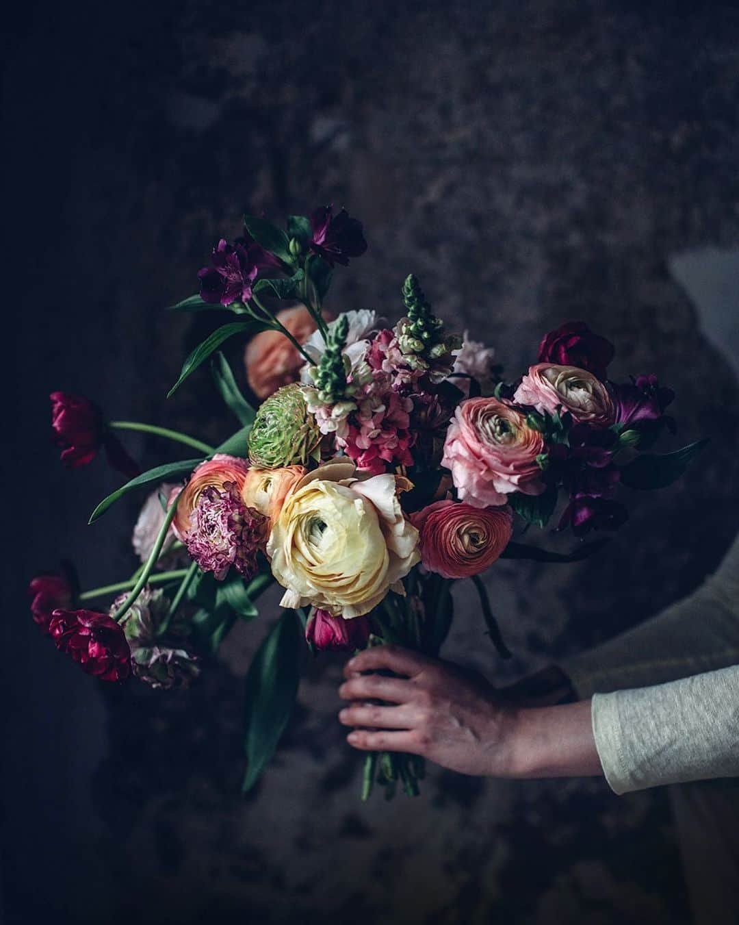 Our Food Storiesのインスタグラム：「Some beautiful spring flowers to cheer up this rainy winter day 🤗 #ourfoodstories ____ #flowerlove #springflowers #stilllife #stillifephotography #fellowmag #simplejoys #blooooms #springflower #springflowers #bouquetofflowers #flowerbouquet #blumenstrauß」