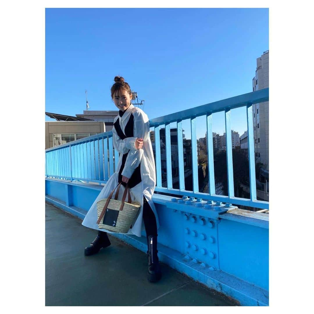 福原遥さんのインスタグラム写真 - (福原遥Instagram)「.  まっくろくろすけを探せ👀  #bag →#loewetotoro #onepiece →#RUMCHE #bottom →#ZARA #shoes →#ZARA #はるかふく」1月19日 20時43分 - haruka.f.official