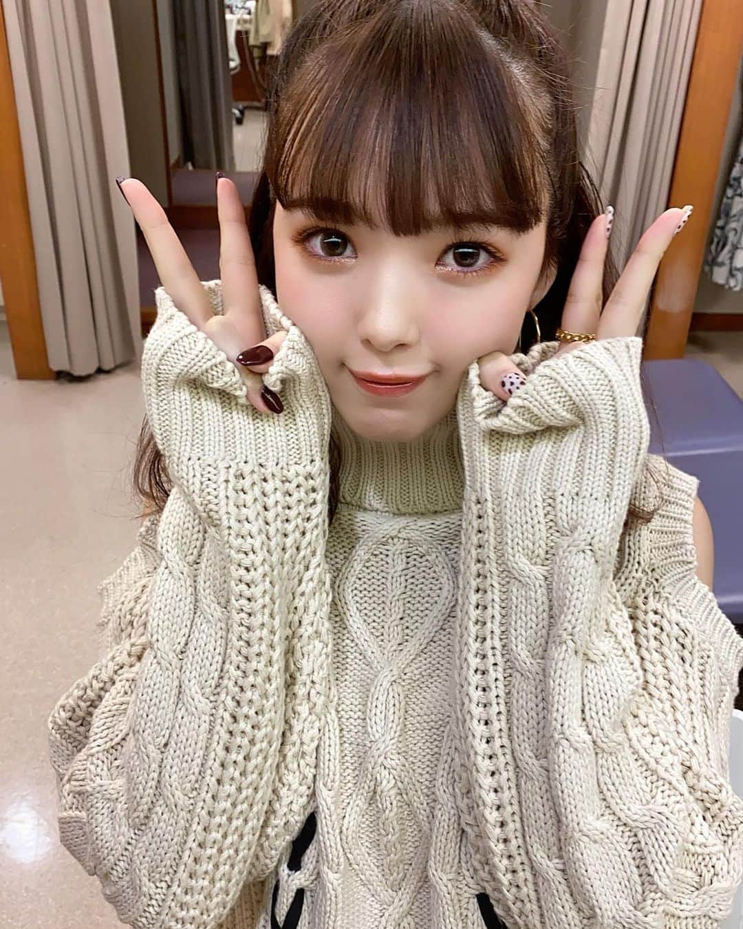 高橋有紀のインスタグラム：「きゅるりんにこちゃんリップは　@cimer_official_  テラコッタにラメを！ にこちゃん今日も二つお仕事だったけど、その空き時間になんとジムにいっていてなんてストイックなんだ、、、！ 美容もコスメも本当に色々試していて、私も良く真似っこして買ったりしています。にこちゃんは表に出る仕事とか発信する仕事がほんとに天職だと思う！」