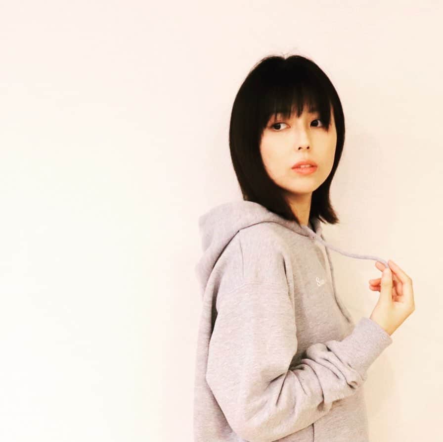 渋谷飛鳥さんのインスタグラム写真 - (渋谷飛鳥Instagram)「パーカーが好きだ。 大きめに着るのが好きだ。  #パーカーコーデ  #パーカー女子」1月19日 20時40分 - shibuya_asuka_official