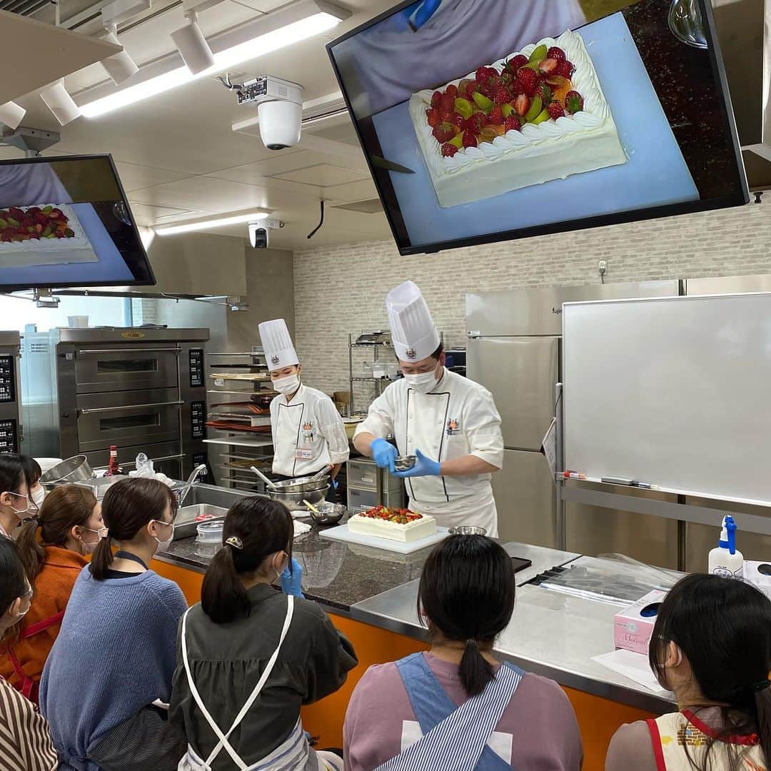 札幌ベルエポック製菓調理専門学校【公式】のインスタグラム：「ウェディング科1年生 スイーツ体験🍰  パティシエ放生先生、高野先生の 特別授業🎂  協力してケーキを作りました🤝 結婚式では欠かせない ウェディングケーキ💕 おいしく魅せるポイントや パティシエのお仕事が経験できました😊  おいしいおいしいケーキは しっかりお持ち帰り‼️ 自宅でおいしく食べれたかな⁉️  #オリジナルウェディングを創れる人になる #引き出しを増やす新しい学び #とにかく色々できる #札幌ベルエポック #札幌ベルエポック製菓調理ウェディング専門学校 #いろいろな体験と #たくさんの出逢い #ウェディングの全てを学ぶ #可能性広がる体験 #新校舎でワクワク #実習576時間でレベルアップ #視野が広がる東京研修 #企業とコラボお楽しみに  #ウェディングプランナー #ドレスコーディネーター  #フローリスト #フラワーコーディネーター」