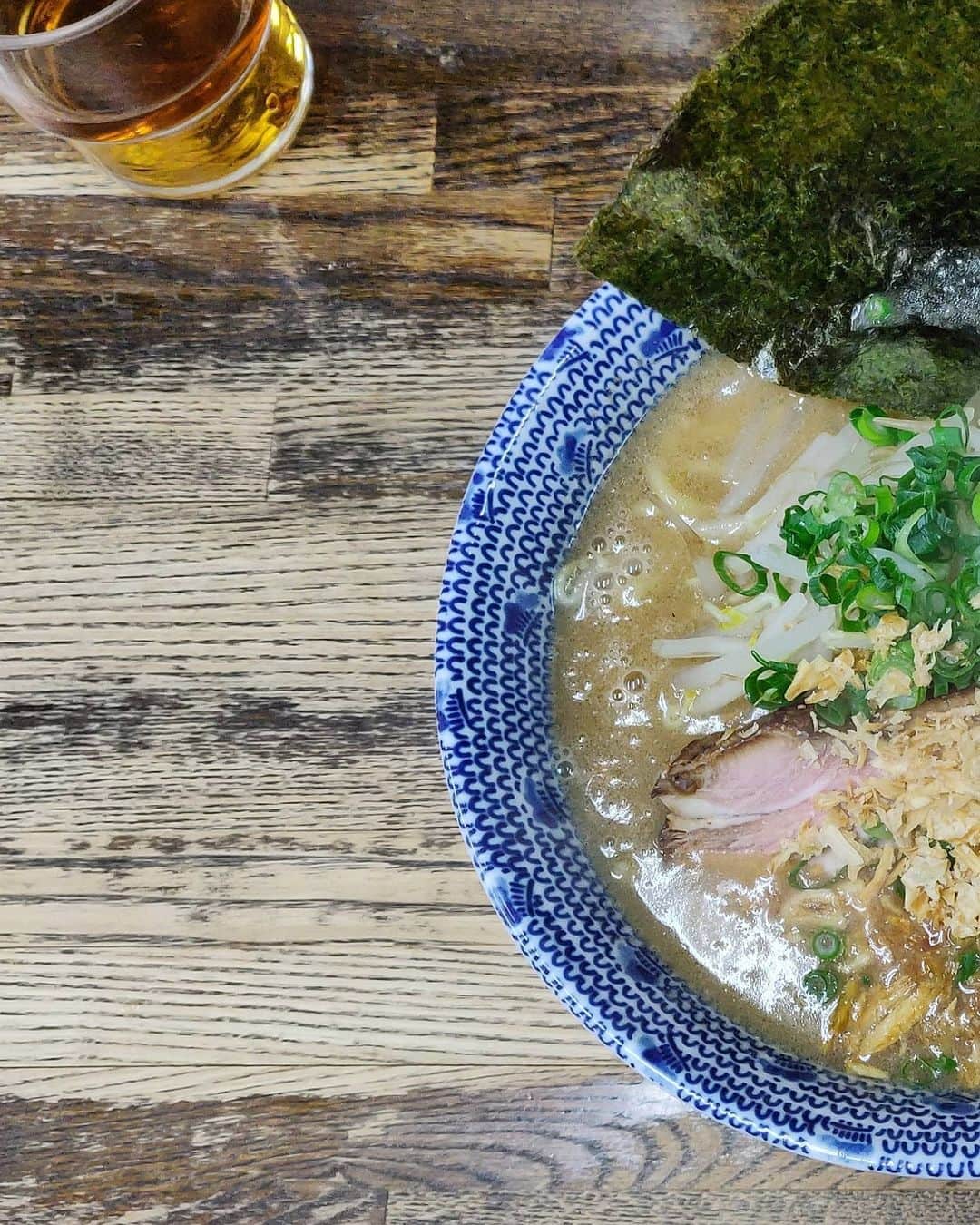 つけMen野郎のインスタグラム：「しょうゆ らあめん葫 いつ振りだろうか、結構久々の葫。葫のつけ麺も好きなんだけど、久しぶりなんでらあめんをしょうゆで。ベジポタのパイオニアと言いますが、久しぶりに食べると動物系の強さを円やかに感じさせるベジ感って印象。ニンニククラッシャーでニンニク投入すると、うまい&免疫力アップして最高じゃないか。スープ飲み干したら、丼底に骨粉スゴくてテンション上がった。いいスープでした。また来よう。」