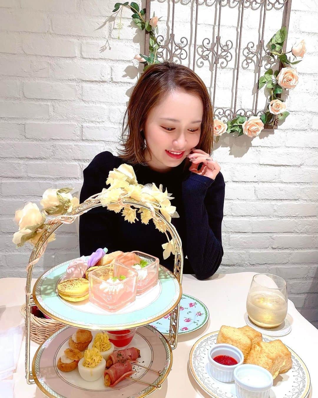 伊藤千凪海のインスタグラム：「﻿ 先月お友達に﻿ ﻿ お誕生日をお祝いしてもらったときの📷﻿ ﻿ アフタヌーンティー☕️😋﻿ ﻿ 素敵なプレゼントもありがとう✨✨🎁﻿ ﻿ ﻿ ﻿ ﻿ ﻿ 今日もイチナナです🎤😉﻿ ﻿ みんなを応援しながらMCつとめますねーっ！﻿ ﻿ ﻿ ﻿ ﻿ ﻿ #イチナナ #17live #イチナナライブ﻿ #アフタヌーンティー #Afternoontea﻿ #sweets #東京カフェ #カフェ #tea﻿ #アフタヌーンティーティールーム」