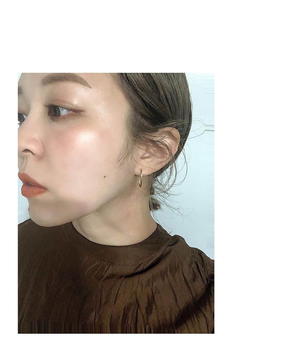 北岡りえさんのインスタグラム写真 - (北岡りえInstagram)「お問い合わせいただいたコスメ詳細です💄  目尻に少しだけアイライナーを。 全7色ある  7 SHADES OF BLACK の中から3種類、日によって変えています。 多様な黒って中々なかったので試すのも楽しいです🖤  今は　i curl エクステをつけているのですが、 もう少し目の幅がほしくてアイライナー復活しました👀 一日中仕事してても消えてない❕細ーい線も手軽にできて不器用なので嬉しい😂  リップは、橙ブームがまたやってきたので　@addictionbeauty_official  の　ザ マット リップリキッド 009。  気分が上がるヌーディーなほんのり橙リップは　@threecosmetics  の アライジングスピリットリップグロー "07 START THE DANCE"  まだまだ寒い日が続きますが 気分転換にもなるのでメイクは少しずつ春仕様に,, 🌷  マツゲエクステやカールも、 春仕様にしていく方がふえてきた最近。 限定カラーもご用意してお待ちしています♡  #uzu #7shadesofblack  #unframethebeauty  #カラーアイライナー」1月19日 20時52分 - rie_kitaoka