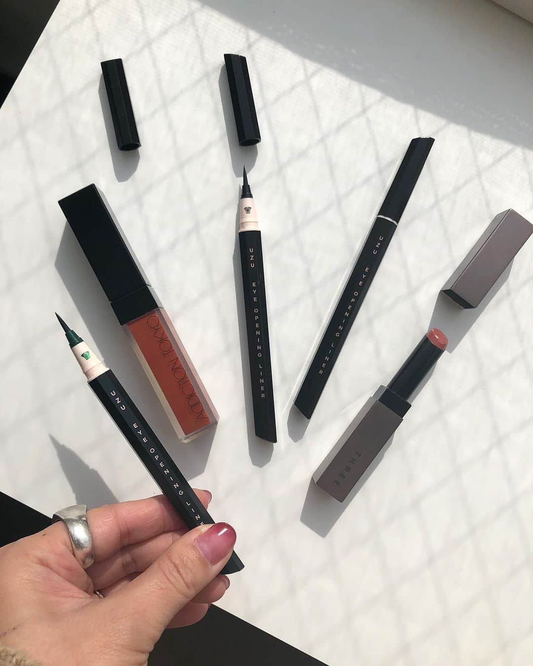 北岡りえのインスタグラム：「お問い合わせいただいたコスメ詳細です💄  目尻に少しだけアイライナーを。 全7色ある  7 SHADES OF BLACK の中から3種類、日によって変えています。 多様な黒って中々なかったので試すのも楽しいです🖤  今は　i curl エクステをつけているのですが、 もう少し目の幅がほしくてアイライナー復活しました👀 一日中仕事してても消えてない❕細ーい線も手軽にできて不器用なので嬉しい😂  リップは、橙ブームがまたやってきたので　@addictionbeauty_official  の　ザ マット リップリキッド 009。  気分が上がるヌーディーなほんのり橙リップは　@threecosmetics  の アライジングスピリットリップグロー "07 START THE DANCE"  まだまだ寒い日が続きますが 気分転換にもなるのでメイクは少しずつ春仕様に,, 🌷  マツゲエクステやカールも、 春仕様にしていく方がふえてきた最近。 限定カラーもご用意してお待ちしています♡  #uzu #7shadesofblack  #unframethebeauty  #カラーアイライナー」