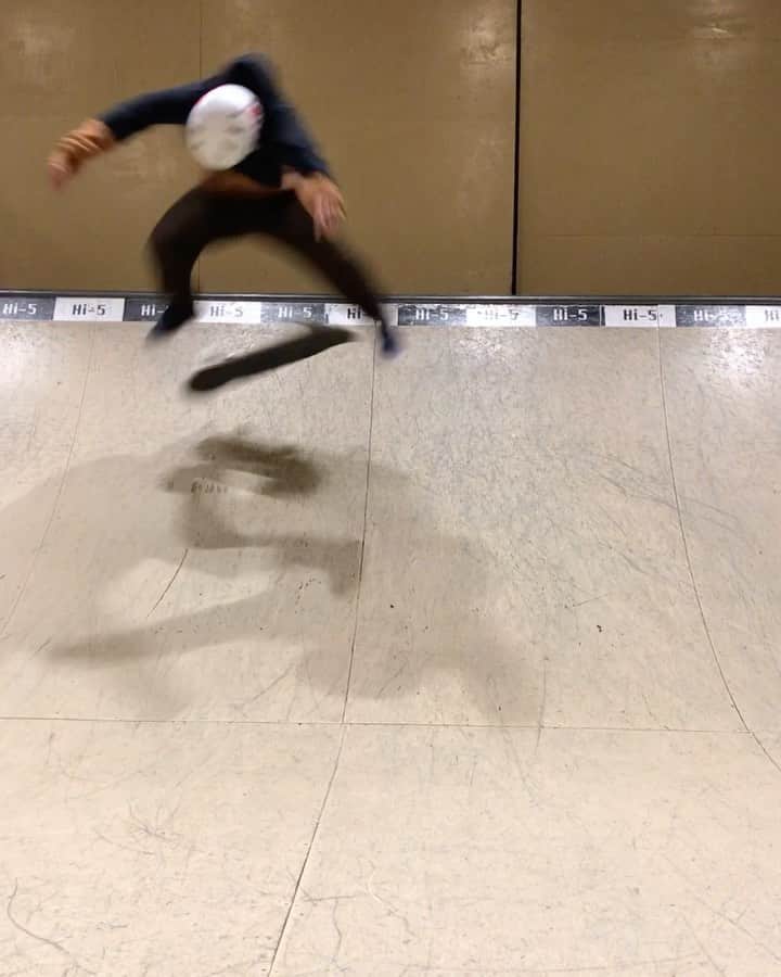 笹岡建介のインスタグラム：「🔥🔥🔥  🎥@ao_shiro_minimum   @mktaxi.jp @dcshoes_japan @dorcus_tbs @bern_japan @stance_japan @skullcandyjapan @independenttrucks @rictawheels @minirampsteez @vertskateboarding @chubusystem_official  #mktaxi#dcshoesjapan #dcshoes #skullcandyjapan #bells #independenttrucks #triforce_k #hi_5 #dorcus_tbs #6556skateboarding #divisio#fivecrossskatepark #showgekiskateboards #13mind#bern#bernjapan#make___#skate#skateboard #instagood #skatecrunch #skatecrunchmag #minirampsteez #vertskateboarding #instagram #instalike #gyms」