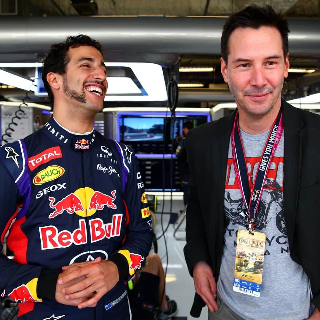 F1さんのインスタグラム写真 - (F1Instagram)「📅 Guess the year...  When Daniel met Keanu 😄  But can you guess the year that this meeting happened between @danielricciardo and actor Keanu Reeves? Let us know your guesses down below 👇  #F1 #Formula1 #Throwback #DanielRicciardo」1月19日 20時45分 - f1