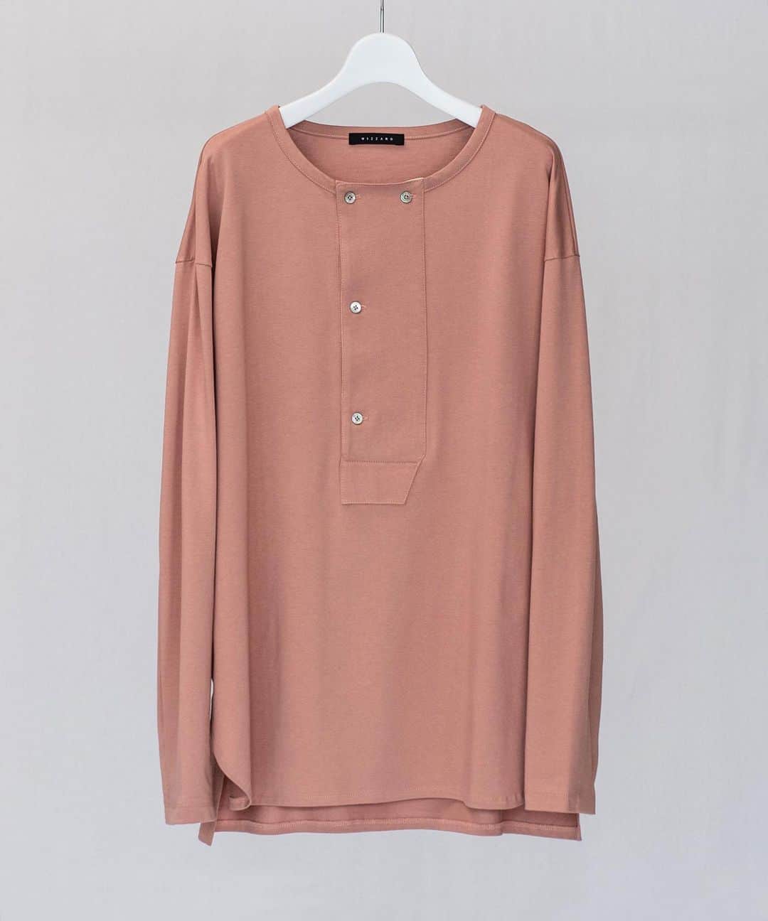 ウィザードのインスタグラム：「2021 SPRING SUMMER COLLECTION “SCREAMING LIFE"  HENLEY NECK T-SHIRT  毛羽の少ない32/2サイロ糸を使用した天竺は、独特のハリ感とドライタッチな風合いを持たせ、着心地の良さとシルエットをキープします。 肩と袖口に取られたタックは袖のシルエットに湾曲した立体的なシルエットを作ります。 他にも幅広にとられた前開きデザインがアクセントになっています。  OFFICIAL WEB STORE https://wizzard.stores.jp/  #wizzard_fac #wizzard #fashion #tokyofashion #streetfashion #fashionphoto #designersbrand #domesticbrand #mensfashion #2021ss #ウィザード #ヘンリーネックカットソー #ペールトーンコーデ  #ファッションブランド #メンズファッション」