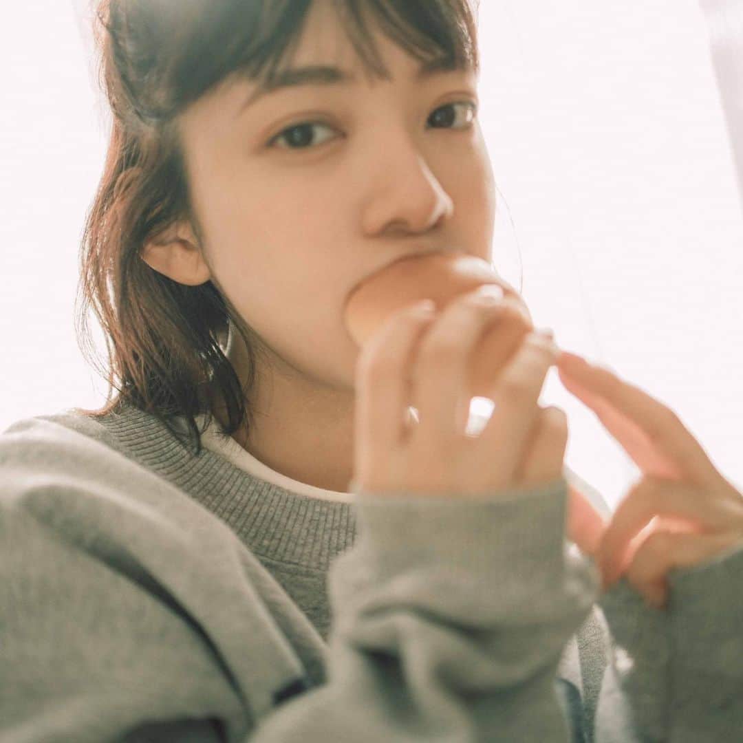 のインスタグラム：「🥐🤍  #彼女感#おうちデート #めがね女子 #作品撮り#作品撮りモデル #部屋着 #ボブアレンジ #ビジョビ#makeup#portrait#port#make#hair#model#giri #ootn #selfie #좋아요반사#팔로우미#맞팔#셀스타그램」