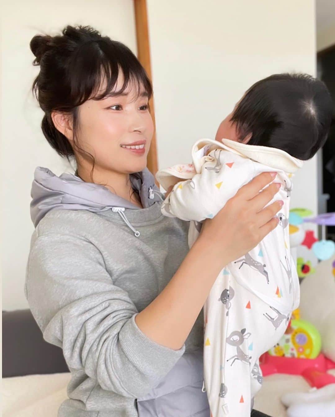 のインスタグラム：「1日おわるのはやいなぁ..！  スイマーバが気になってるんだけど どうだろう。  スイマーバ 皆さん知ってるかしら。 あかちゃんに浮き輪をつけて 頭だけぷかぷか〜って浮かぶやつなんですけどね。  見たら 見たことある！ってなりそうですけど...  #スイマーバ →みてみて〜  #2month  #ママ #月齢フォト #月齢ロゼット #スマイル育児 #育児日記 #ママリ #赤ちゃん #ベビフル #ベビー #ベビスタグラム #親バカ部 #親バカ #親バカ部ig_baby #令和2年ベビー#コドモダカラ#コズレ #コドモノ#子育て#ベビライフ #ままのて #たまひよ #赤ちゃんのいる暮らし#育児アカウント#成長記録#おんなのこママ」