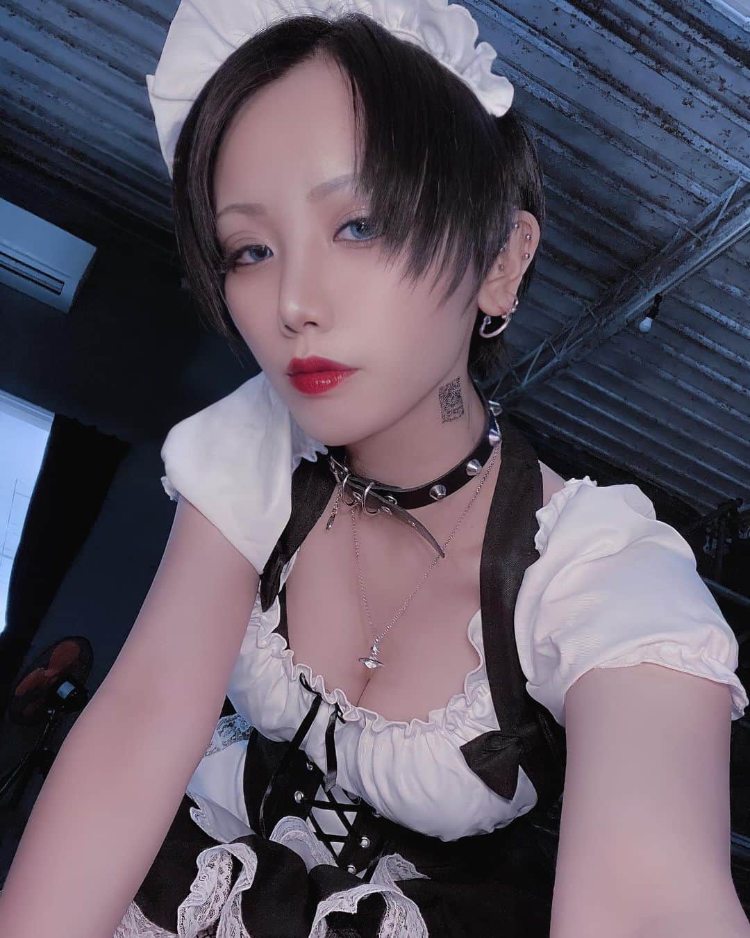 サヤカのインスタグラム：「† . 支給された制服を嫌々着てます。 ってゆう設定 . #me #foryou #cosplay #cosplayer #創作 #メイド #コスプレ」