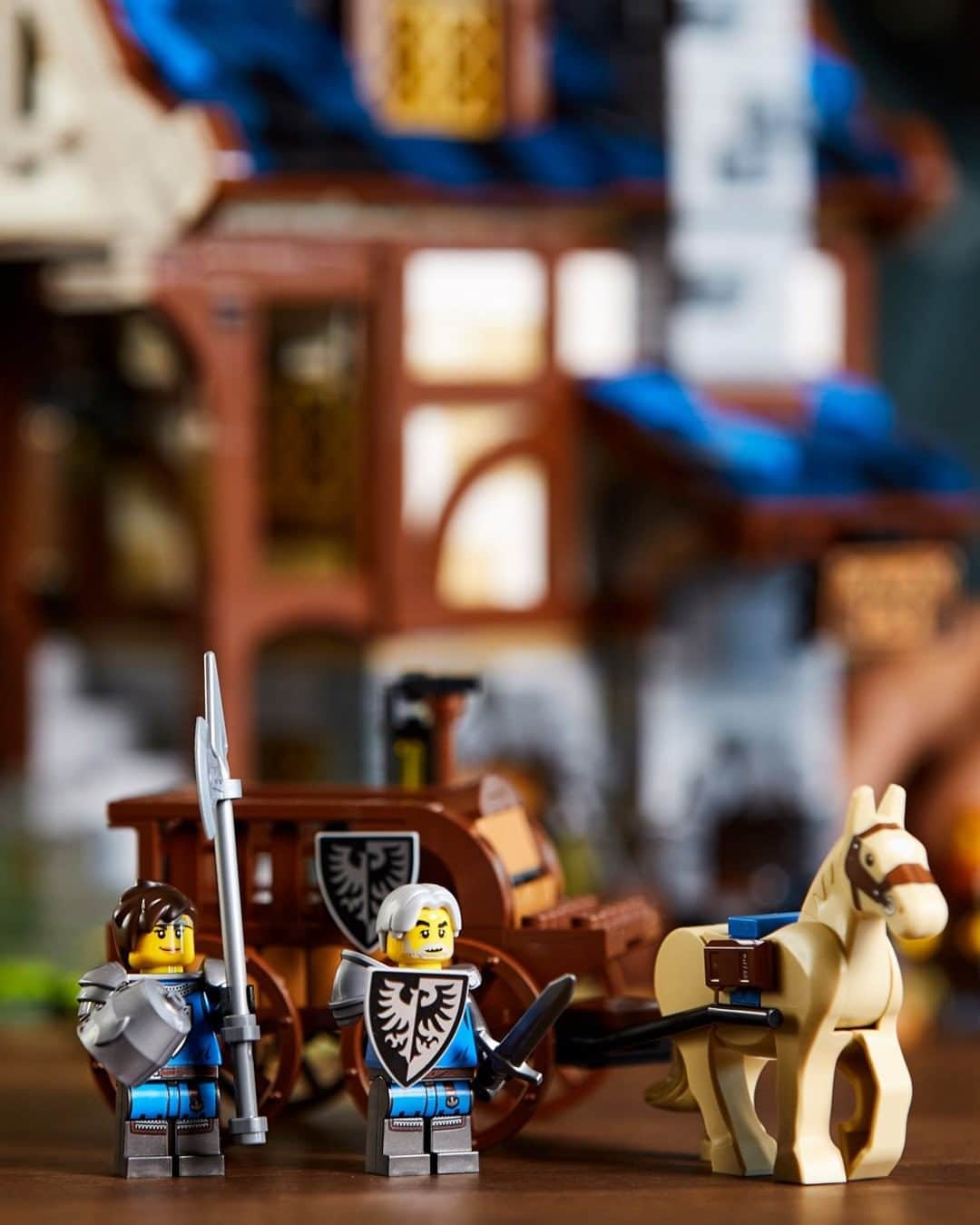 LEGOさんのインスタグラム写真 - (LEGOInstagram)「Things are about to get medieval… because… THE BLACKSMITH is back!  #LEGO #Medieval #TheBlacksmith」1月19日 21時00分 - lego