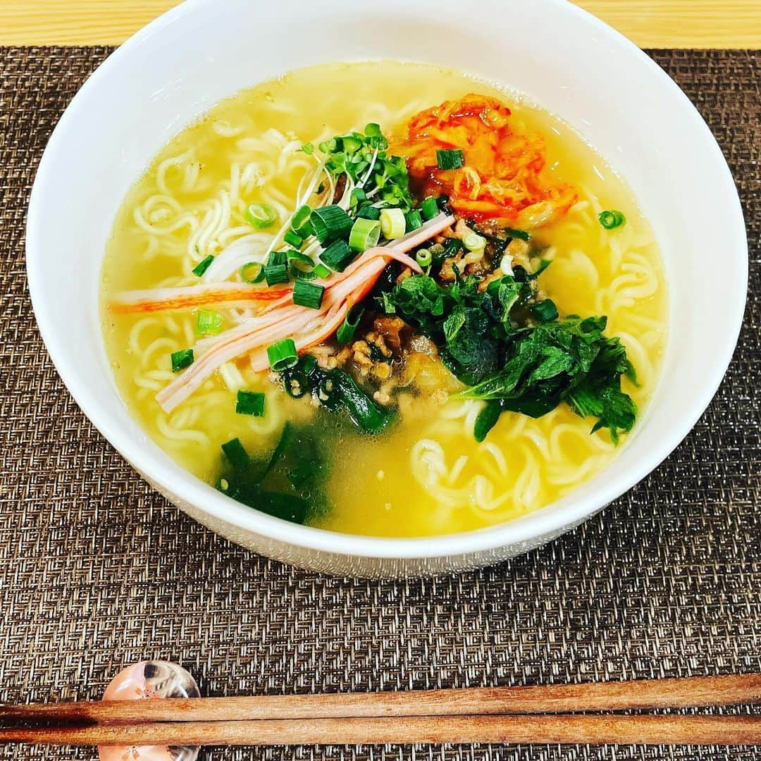 浜名ランチのインスタグラム：「彼氏がいても適当ラーメン✨  最近時間がないので、とにかく晩ごはんは時短にこだわる！  #浜名ランチ #ピーラーの魔術師 #家事ヤロウ #ヒルナンデス #適当ラーメン肉味噌入り #余り物入れ放題ラーメン」