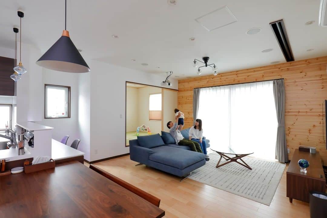 株式会社 一条工務店さんのインスタグラム写真 - (株式会社 一条工務店Instagram)「_壁一面にレッドパイン材を使用することで、木のあたたかみを感じられるリビングに。家族の幸せな笑顔がよく似合うすてきな内装です。 . こちらのお住まいは、「iikoto」の９月号で詳しくご覧いただけます！@ichijo_officialのハイライト「カタログ請求」からぜひバックナンバーを取り寄せてみてくださいね！ . #一条工務店 #家は性能 #ブリアール #Brillart #リビング #レッドパイン #ナチュラルインテリア #南欧風　#笑顔のある生活 #子育てに良い家 #家族との時間 #全館床暖房 #床暖房 #高気密 #スッキリ暮らす #平屋暮らし #片付けやすい家 #おしゃれな家 #施工事例 #マイホーム #注文住宅 #家づくり #一戸建て #新築 #新築一戸建て #注文住宅新築 #住宅デザイン #マイホーム日記 #理想の家 #ハウスメーカー」1月19日 21時00分 - ichijo_official