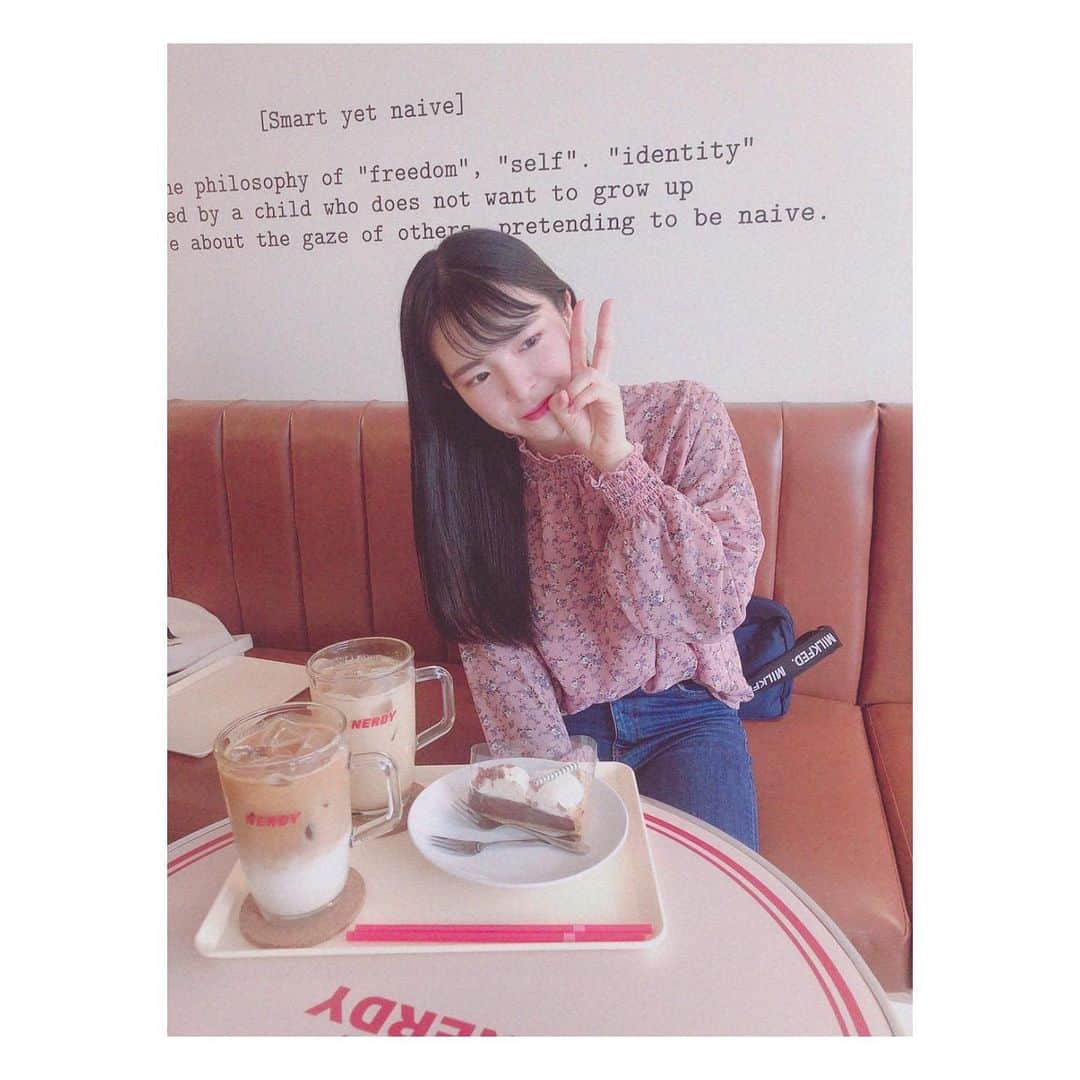 松崎博香のインスタグラム：「遠い昔に行ったカフェ☕️ ここのケーキ美味しかった🤤♡  この日は妹の洋服を借りたから 珍しく花柄着てます💐  ちょっと眠いけど今から 少しだけ配信しようと思います🐼！ #instagood #instapic #instalike #lfl #lll #原宿カフェ #맞팔 #맞팔해요 #좋아요반사 #좋아요그램 #좋아요 #오오티디 #오오티디룩 #오오티디패션 #nerdycafe」