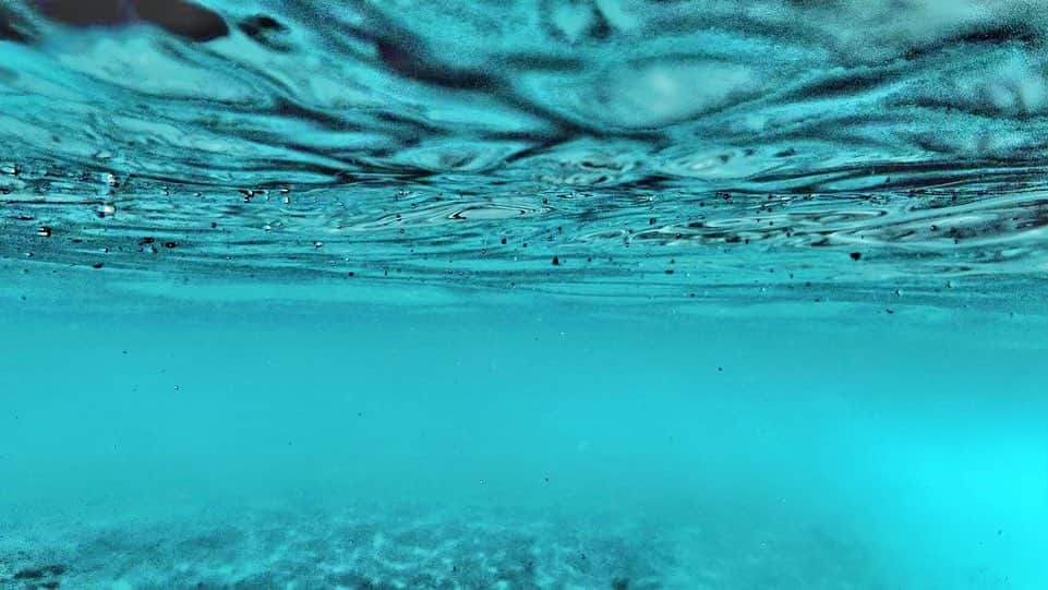 あゆみさんのインスタグラム写真 - (あゆみInstagram)「モルディブリッジ . こんなに綺麗な島は他にない𓈒 𓂂𓏸 海外行けないの本当につらいけど 日常のありがたさを感じながら また行ける日を楽しみにいよう . 飛行機から見た環礁も海で見た青もぜんぶ記憶の財産💎 . #モルディブ #天国 #maldives #travel」1月19日 20時54分 - ayumiiii26
