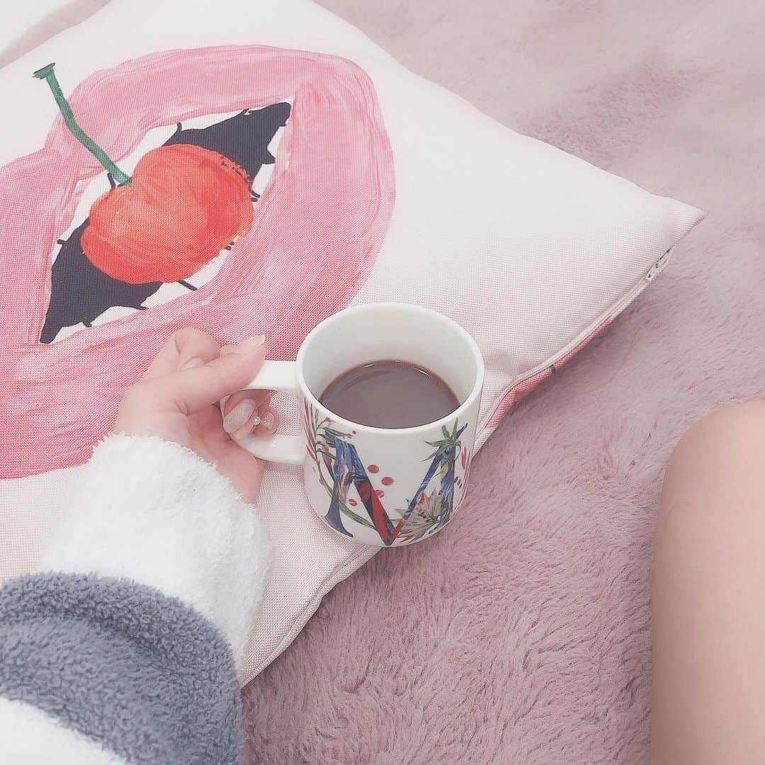 井上真由子のインスタグラム：「. #stayhome  お家でココア飲んでる時間好き☕️♡  くすんだピンクが好きなんだけど、お部屋がくすみピンクと白になってきてる🐈  #francfranc #お部屋」