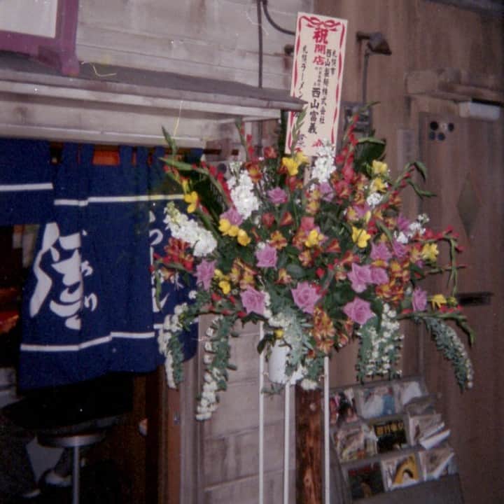 新横浜ラーメン博物館(ramen museum)さんのインスタグラム写真 - (新横浜ラーメン博物館(ramen museum)Instagram)「【ラー博クロニクル Vol.9】 ラー博が開館して２年後、喜多方「大安食堂」が卒業することとなり、ラー博史上初のラーメン店の入れ替えとなりました😎 このタイミングに「期間限定店」を設けて、「３ヶ月～１年といった短いサイクルでお店を紹介出来ないか」との想いから始まったのが「新横浜着　全国 ラーメン紀行」プロジェクトです。切り口は「ご当地」はもちろん、個性、話題性なども加味して、日本全国の多彩なラーメン文化を柔軟に紹介して行く企画です😊 第1弾は、札幌「爐（いろり）」さん。札幌「すみれ」さんが味噌ラーメンの進化系に対して、同じ札幌でもあっさりスープに焦がしラードの超個性的なラーメン店として人気を誇っていた札幌「爐」さんを紹介🤔  【店舗データ】 札幌「爐（いろり）」 創業:1951年 ラー博出店期間 1996年3月20日～1996年9月30日 次回は飛騨高山「やよいそば」さんです  Ramen Museum Chronicle Vol.9 Two years after the opening of the Ramen Museum, "Taian Shokudo" in Kitakata decided to leave the museum, causing the first ramen store replacement in the history of the Ramen Museum. The "Shin-Yokohama Nationwide Ramen Journey" project began with the idea of setting up a "limited time store" at this time to introduce stores in a short cycle of three months to a year. This is a project to flexibly introduce various ramen cultures throughout Japan, taking into account not only "local" but also individuality and topicality. The first project is "Iori" in Sapporo. While Sapporo "Sumire" is an evolutionary type of miso ramen, we introduce Sapporo " Iori ", which was popular as an ultra unique ramen store with light soup and burnt lard even in the same Sapporo.  Shop Data Sapporo "Iroli". Established in 1951 Opening period of the Ramen Museum March 20, 1996 - September 30, 1996 Next time: "Yayoi Soba" in Hida Takayama  #ラーメン #ラーメン部 #ラーメン倶楽部 #ラーメンインスタグラム #ラーメンインスタグラマー #ラー写 #ラー活 #麺スタグラム #麺活 #ラーメンパトルール #フードポルノ #麺スタグラマー #ラーメン博物館 #ラー博 #爐ラーメン #札幌ラーメン #ラー博クロニクル #焦がしラード  #ramen #ramenmuseum #ramenlover #ramennoodles #ramenlife #ramenjapan #foodporn #foodie」1月19日 20時56分 - ramenmuseum