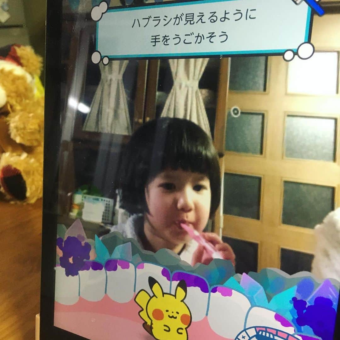 Julie Wataiのインスタグラム：「娘氏、ポケモン歯磨きアプリでポケモンに大ハマりして毎週ポケモンセンターに通って筐体ゲームもはじめました。 こんな日が思ったよりずっと早く訪れるとは、、私も楽しい！😂✨ #2歳　#2歳10ヶ月」