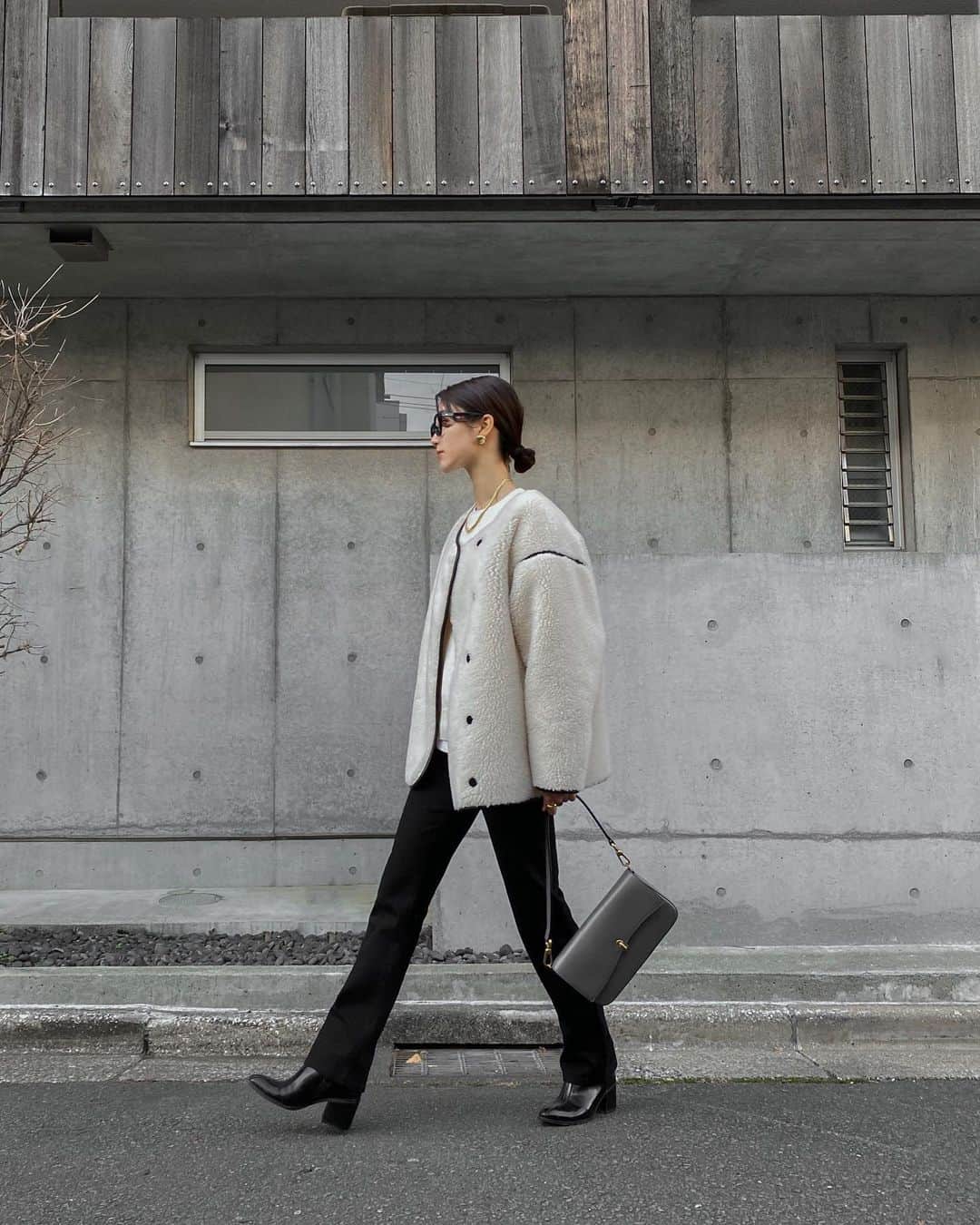 影山可蓮のインスタグラム：「・ ・ UNIQLO JEANS👖 ・ ・ 細身ですらっと見えするジーンズが出たので早速✔️ #スリムストレートハイライズジーンズ  SIZE 23 BLACK ・ 丈が比較的長めなので、少しヒールのあるブーツで合わせると、よりすらっと見えます！😌 ・ ・ ・  #ユニデニ #ユニクロデニム族 #UNIQLOJEANS #uniqloginza2021SS #ユニデニコーデ #PR  #uniqlo2021ss #uniqlo_karen #ユニ女  #outfit #ootd  #シンプル #コーデ #コーディネート #今日のコーデ #私服  #ユニクロ #ユニクロコーデ #ユニクロユー」