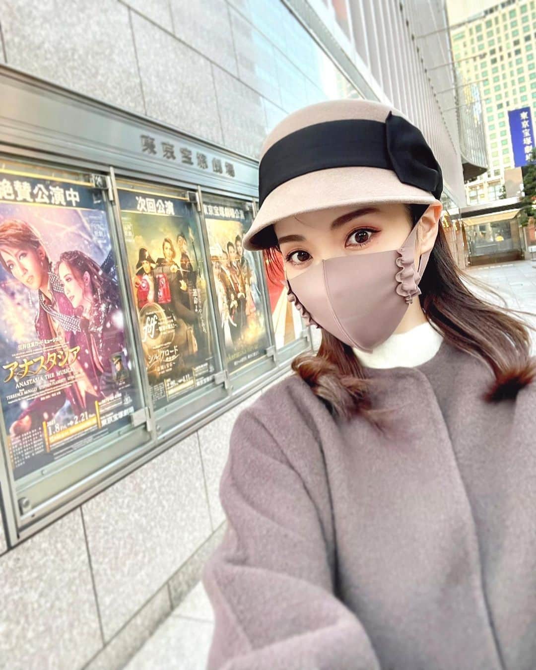 瀬戸早妃のインスタグラム：「今日は🚃日比谷に…♫ 久々の外でのお仕事でした🥺 . 宙組さんの『アナスタシア』観たいなぁ💜 千秋楽まで皆さん無事に公演できますように… . iPhoneを12pro maxに機種変したら カメラの良さに感動📸 東京宝塚劇場の雰囲気を皆さんにお裾分け♫ . フリルマスクは @montresorsaki 販売中です😷 . #宝塚 #宙組 #アナスタシア #東京宝塚劇場 #takarazuka」