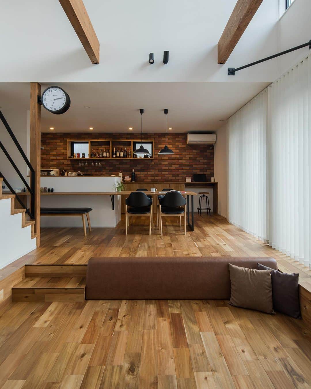 ルポハウス一級建築士事務所さんのインスタグラム写真 - (ルポハウス一級建築士事務所Instagram)「・ ・ ・ 腰掛けるも良し、背もたれにするも良し、ごろんとするも良しのダウンフロアが居心地抜群のリビング。 ・ 独自な風合いを持つアカシアの床は、大人っぽくなりすぎない、ちょうどいい空間を演出します。 ・ ・ ・ 𓐌𓐌𓐌𓐌𓐌𓐌𓐌𓐌𓐌𓐌𓐌𓐌𓐌𓐌𓐌𓐌𓐌𓐌  ルポハウスの施工事例はこちらまで☞ @reposhouse  𓐌𓐌𓐌𓐌𓐌𓐌𓐌𓐌𓐌𓐌𓐌𓐌𓐌𓐌𓐌𓐌𓐌𓐌 #ルポハウス は#ちょっとかっこいい家 を"友人のために" という思いでつくっています。 一生に一度の#マイホーム。 「あなたにしかできない」×「ルポハウスだからできる」で、 私たちだけの#家づくり を思いっきり楽しんでみませんか？！ ・ ・ ・ #住宅 #注文住宅 #新築一戸建て #住まい #シンプルな暮らし #デザイナーズ住宅  #一級建築士事務所 #設計事務所 #design #simple #滋賀 #大津 #草津#リビングインテリア #ダウンフロア #ダウンフロアリビング #アカシア材 #アカシア床 #吹き抜けリビング #吹抜けリビング #ダブルフェイスクロック #無垢フローリング」1月19日 20時58分 - reposhouse