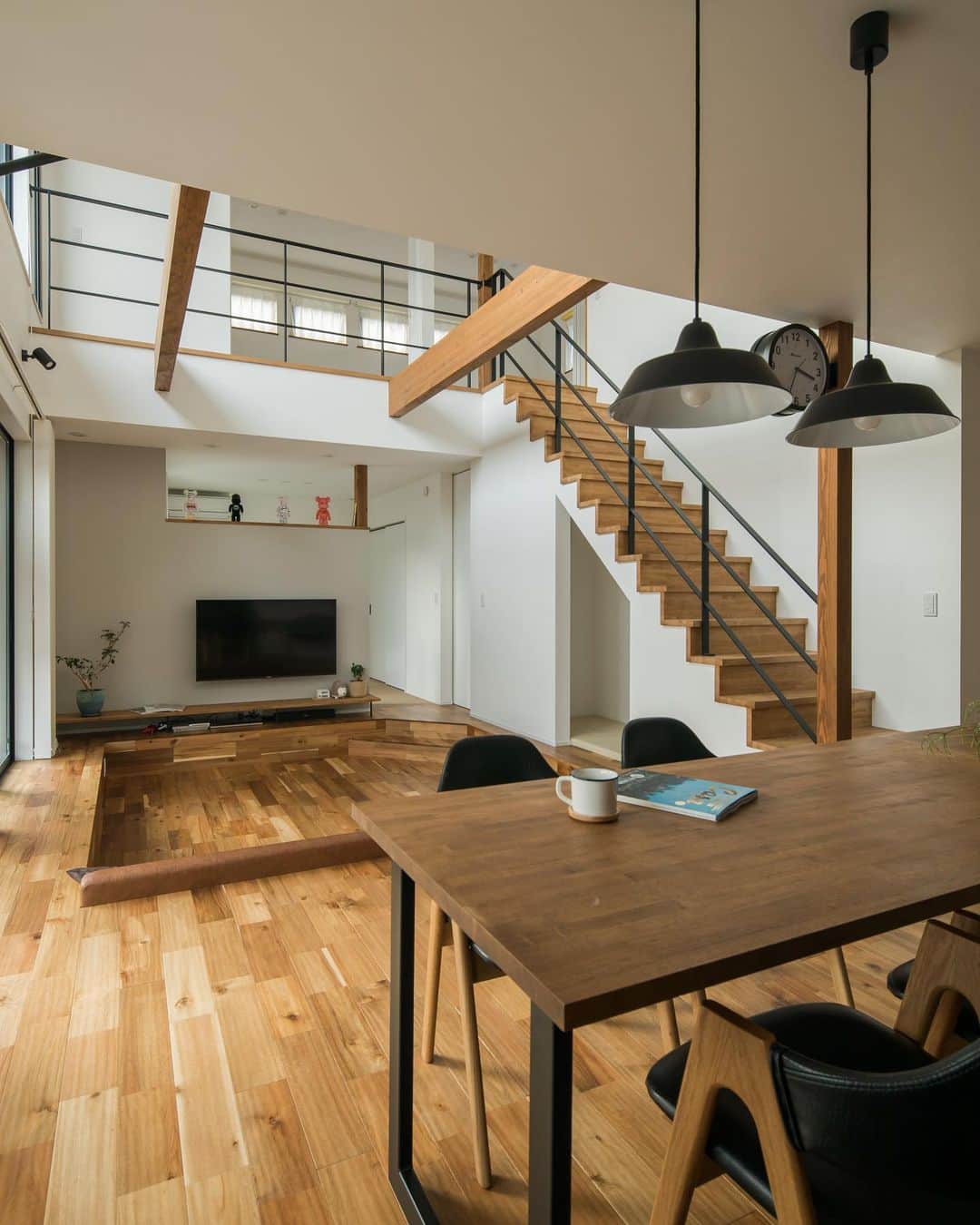 ルポハウス一級建築士事務所さんのインスタグラム写真 - (ルポハウス一級建築士事務所Instagram)「・ ・ ・ 腰掛けるも良し、背もたれにするも良し、ごろんとするも良しのダウンフロアが居心地抜群のリビング。 ・ 独自な風合いを持つアカシアの床は、大人っぽくなりすぎない、ちょうどいい空間を演出します。 ・ ・ ・ 𓐌𓐌𓐌𓐌𓐌𓐌𓐌𓐌𓐌𓐌𓐌𓐌𓐌𓐌𓐌𓐌𓐌𓐌  ルポハウスの施工事例はこちらまで☞ @reposhouse  𓐌𓐌𓐌𓐌𓐌𓐌𓐌𓐌𓐌𓐌𓐌𓐌𓐌𓐌𓐌𓐌𓐌𓐌 #ルポハウス は#ちょっとかっこいい家 を"友人のために" という思いでつくっています。 一生に一度の#マイホーム。 「あなたにしかできない」×「ルポハウスだからできる」で、 私たちだけの#家づくり を思いっきり楽しんでみませんか？！ ・ ・ ・ #住宅 #注文住宅 #新築一戸建て #住まい #シンプルな暮らし #デザイナーズ住宅  #一級建築士事務所 #設計事務所 #design #simple #滋賀 #大津 #草津#リビングインテリア #ダウンフロア #ダウンフロアリビング #アカシア材 #アカシア床 #吹き抜けリビング #吹抜けリビング #ダブルフェイスクロック #無垢フローリング」1月19日 20時58分 - reposhouse