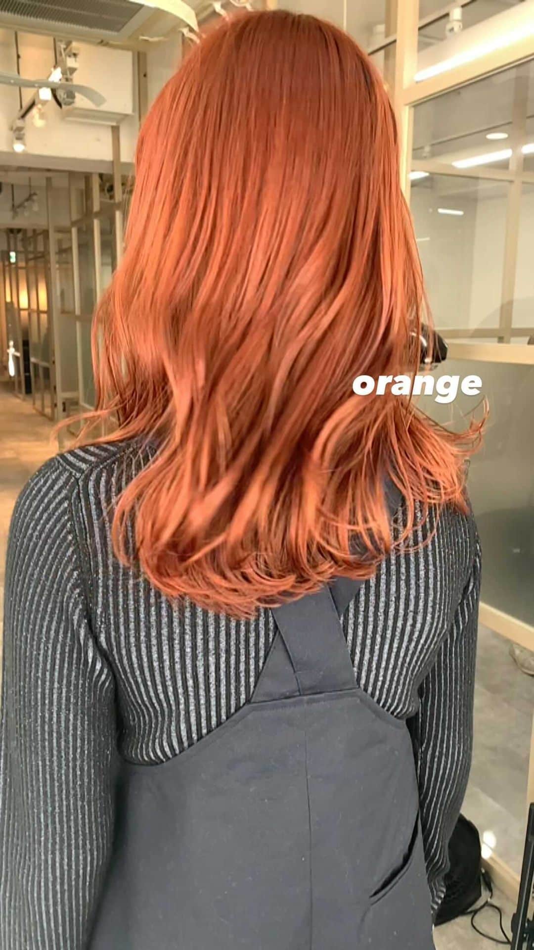 中西結梨花のインスタグラム：「オレンジヘア🍊🧡  💛#nakanishi_color﻿ 💛#nakanishi_hair﻿ 💛#nakanishi_set﻿ ﻿ ﻿ 🪐 得意ジャンル ﻿ #お洒落モテヘア #外国人ヘア #カジュアルヘア #ガーリーヘア﻿ ﻿ ✂️ 得意なスキル ﻿ ✔️#ブリーチ やハイライトで作る #外国人カラー﻿ ✔️ナチュラルトーンアップ #極細ハイライトカラー﻿ ✔️染めたてから色落ちまで計算した #透明感カラー﻿ ✔️ストレートでもキマる #切りっぱなしカット﻿ ✔️自分でも巻きやすい #ふわふわレイヤーカット﻿ ﻿ 🎈﻿ お客様のなりたいイメージを引き出して、﻿ ファッション、雰囲気に合わせた似合せヘアを。﻿ ライフスタイル、美容室周期に合わせて、ヘアを提案します。﻿ ﻿ 全て1人で施術し、丁寧かつスピーディーに。﻿ 半個室の空間でマンツーマンで担当致します🌿﻿ 初めての方もお気軽にどうぞ ✂︎﻿ ﻿ ✂️EMANON share salon 📍東京 (新宿駅南口徒歩2分)﻿ ✂️EMANON share salon 📍福岡 (天神駅徒歩1分 ※2ヶ月に一回出張)﻿ ﻿ ご予約はInstagramトップのURL、﻿ 予約専用LINEからのみになります💌﻿ ﻿ 予約の空き状況をご確認の上ご連絡いただけると﻿ 予約のご案内がスムーズです🪐」