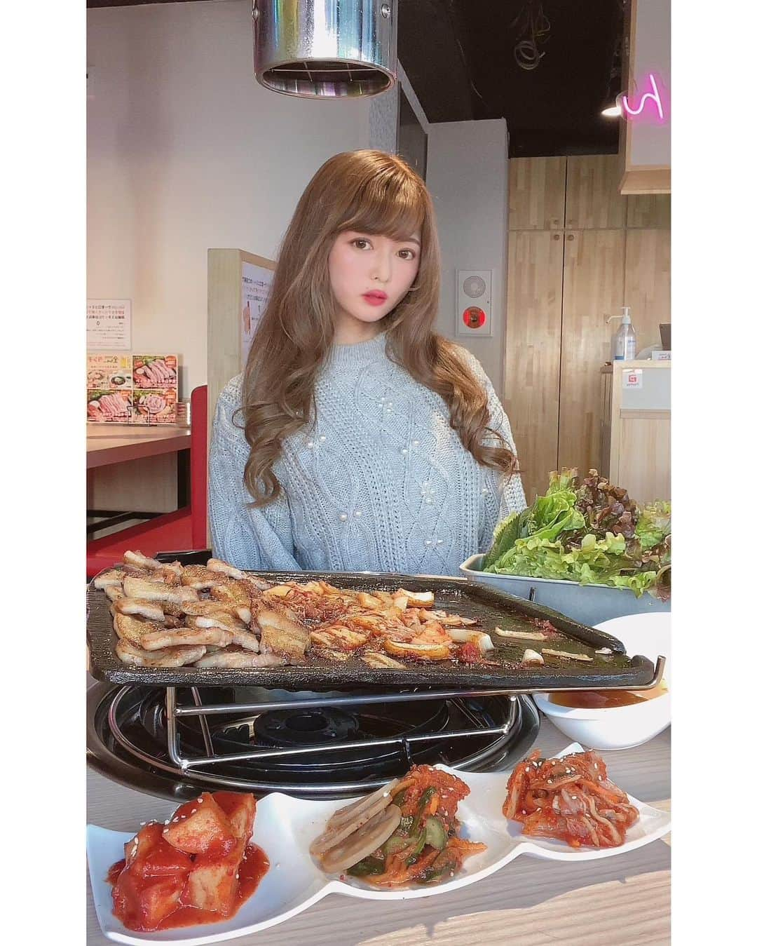 AYUNAさんのインスタグラム写真 - (AYUNAInstagram)「スワイプしてね♪ 今日のランチは去年の12月にオープンしたばかりのサムギョプサル専門店、金ちゃん2号店で、冷凍していない新鮮なサムギョプサルとスンドゥブチゲを頂きました🐷🥗 どれも本当に味付けが丁度よくて美味しかった🥺✨ 店内もお洒落で流行りのKpopがながれていて居心地が良かったです☺️🍀 メニューもかなり豊富なのでまた是非行きたいな🎶  #金ちゃん #渋谷韓国料理 #渋谷グルメ #渋谷ランチ #韓国グルメ #韓国料理 #pr  @kinchan_shibuya」1月19日 20時59分 - ayuna_0404