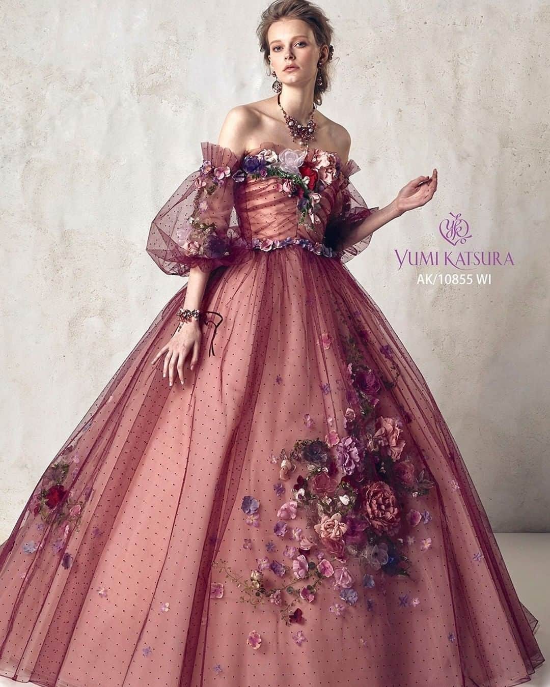 ♡プラコレWedding·⋆*さんのインスタグラム写真 - (♡プラコレWedding·⋆*Instagram)「. Yumi　Katsuraさんの 華やかすぎるドレスコレクション👗💐  バリエーション豊富なドレスが揃う yumikatsurajapan さんのドレスは 誰もが一度は目にしたことがあるはず💓  >カバーは、淡いピンクに ブルーの刺繍が映える とってもロマンチックなドレス✨ . 1〜2枚目＞AK-10756B 3枚目＞AK-10804BP 4枚目＞AK-10855WI 5枚目＞AK-10792MIX 6枚目＞AK-10856OR 7枚目＞AK-10656DB 8枚目＞AK-10856DB . ---------------------- 👗Photo by… @yumikatsurajapanさん . ＝＝＝＝＝＝＝＝ 【#DRESSY花嫁 】【#プラコレ】をつけて 投稿&フォローしてね♩✦ 花嫁アプリ『DRESSY by プラコレ』の 記事に掲載＆リグラムされるかも♩ . みなさまからのいいねや保存 コメントをお待ちしています♥ 「このウェディングドレス可愛い！」 「ヘアスタイルも気になる！！」 「今の花嫁さんの流行りは！？」etc. . ＝＝＝＝＝＝＝＝ 花嫁アプリでは、 プロのアドバイザーに結婚式の相談を何度でも♡ ウェディングドレスの記事や、 自分のウェディングレポを残せちゃう♡” . ＞＞＞TOPのURLからcheck ⋈ @placolewedding ＞＞＞結婚のご相談は プラコレウェディングアドバイザーへ♡ @wedding_adviser ＞＞＞ウェディングレポを残したいなら、 farny by プラコレをcheck ✎ @farny_wedding ＞＞＞ウェディングアイデア＆DIYは ドレシーアイデアcheck ❁ @dressy_idea >>>素敵なドレスに出会いたい花嫁さま♡ @dressyonline_をcheck . ＝＝＝＝＝＝＝＝＝＝＝＝＝＝＝＝ . #プレ花嫁 #卒花 #花嫁 #卒花嫁 #結婚 #結婚式 #結婚準備 #花嫁準備 #weddingtbt #花嫁コーディネート #試着レポ #farnyレポ #2021冬婚 #2021秋婚 #2021春婚 #2021夏婚 #KATSURAYUMI #桂由美 #桂由美ドレス #ドレス #ウェディングドレス #カラードレス #刺繍ドレス #ドレス迷子 #花嫁コーデ #ドレス選び」1月19日 21時00分 - placole_dressy