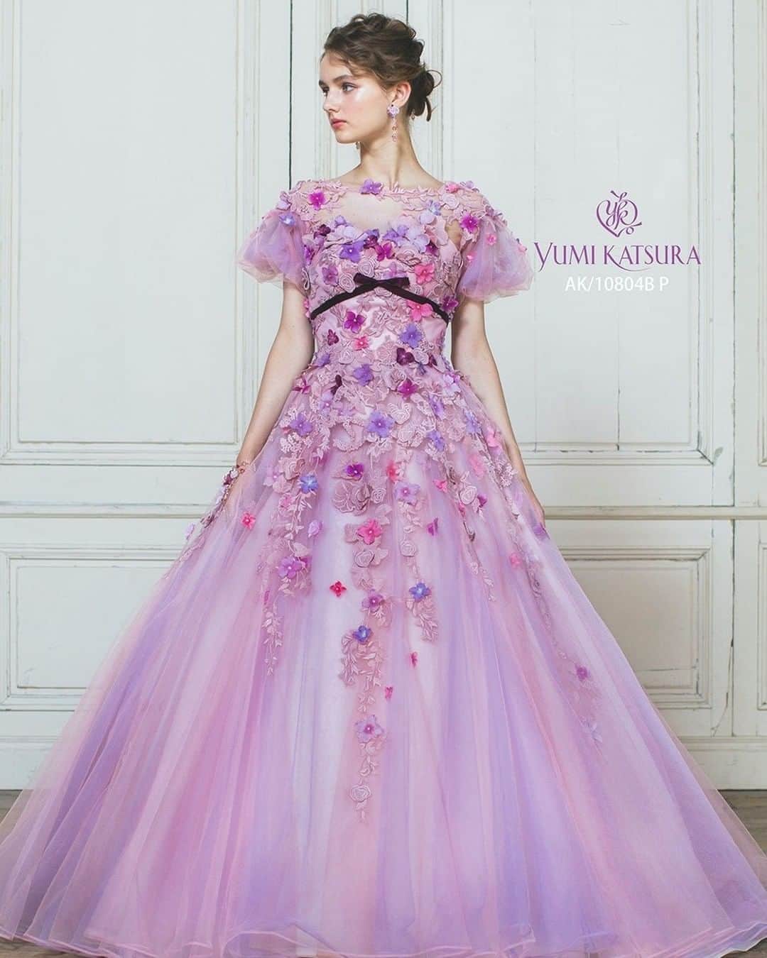 ♡プラコレWedding·⋆*さんのインスタグラム写真 - (♡プラコレWedding·⋆*Instagram)「. Yumi　Katsuraさんの 華やかすぎるドレスコレクション👗💐  バリエーション豊富なドレスが揃う yumikatsurajapan さんのドレスは 誰もが一度は目にしたことがあるはず💓  >カバーは、淡いピンクに ブルーの刺繍が映える とってもロマンチックなドレス✨ . 1〜2枚目＞AK-10756B 3枚目＞AK-10804BP 4枚目＞AK-10855WI 5枚目＞AK-10792MIX 6枚目＞AK-10856OR 7枚目＞AK-10656DB 8枚目＞AK-10856DB . ---------------------- 👗Photo by… @yumikatsurajapanさん . ＝＝＝＝＝＝＝＝ 【#DRESSY花嫁 】【#プラコレ】をつけて 投稿&フォローしてね♩✦ 花嫁アプリ『DRESSY by プラコレ』の 記事に掲載＆リグラムされるかも♩ . みなさまからのいいねや保存 コメントをお待ちしています♥ 「このウェディングドレス可愛い！」 「ヘアスタイルも気になる！！」 「今の花嫁さんの流行りは！？」etc. . ＝＝＝＝＝＝＝＝ 花嫁アプリでは、 プロのアドバイザーに結婚式の相談を何度でも♡ ウェディングドレスの記事や、 自分のウェディングレポを残せちゃう♡” . ＞＞＞TOPのURLからcheck ⋈ @placolewedding ＞＞＞結婚のご相談は プラコレウェディングアドバイザーへ♡ @wedding_adviser ＞＞＞ウェディングレポを残したいなら、 farny by プラコレをcheck ✎ @farny_wedding ＞＞＞ウェディングアイデア＆DIYは ドレシーアイデアcheck ❁ @dressy_idea >>>素敵なドレスに出会いたい花嫁さま♡ @dressyonline_をcheck . ＝＝＝＝＝＝＝＝＝＝＝＝＝＝＝＝ . #プレ花嫁 #卒花 #花嫁 #卒花嫁 #結婚 #結婚式 #結婚準備 #花嫁準備 #weddingtbt #花嫁コーディネート #試着レポ #farnyレポ #2021冬婚 #2021秋婚 #2021春婚 #2021夏婚 #KATSURAYUMI #桂由美 #桂由美ドレス #ドレス #ウェディングドレス #カラードレス #刺繍ドレス #ドレス迷子 #花嫁コーデ #ドレス選び」1月19日 21時00分 - placole_dressy
