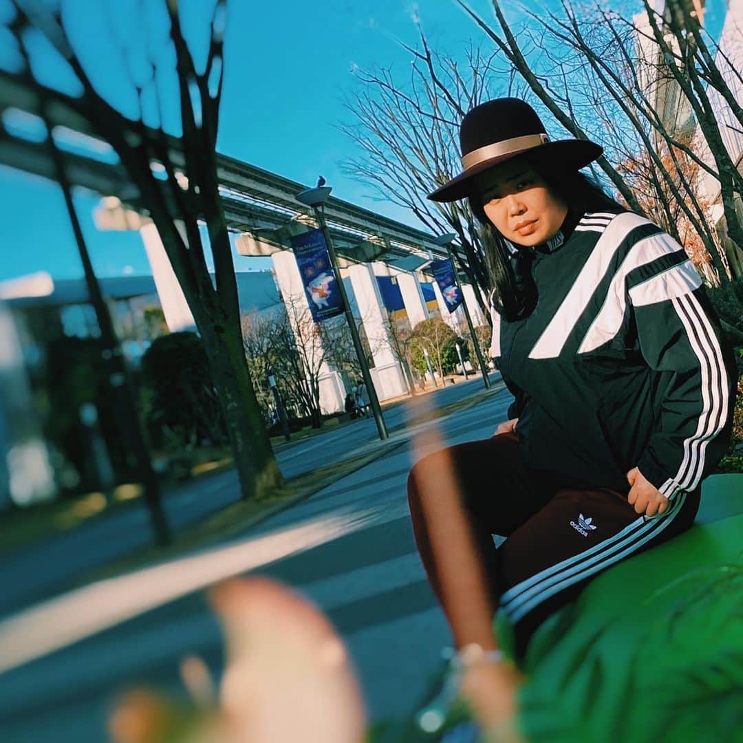 大納言光子のインスタグラム：「Adidas × アウタージャケット(ブラック)、3ストライプスパンツ(ワインレッド)、スーパースター(ゴールド)  #adidas #adidasoriginals  #adidasoutfit #adidasjacket #adidas3stripes #adidassuperstargold #アディダス #アディダスオリジナルス #アディダス大好き芸人 #アディ子 #アディダススーパースター #dinagonmitsuko #superstar #adidassuperstar #adidashats #ストリートファッション #ジャージコーデ #adidasclothes #スニーカー #スニーカー女子 #adidascollection #iloveadidasoriginals #大納言光子アディダスコーデ @adidasoriginals photo by @honomiddd」