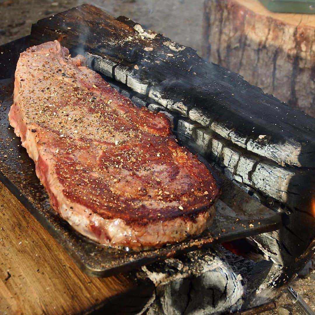 CAMP_HACKさんのインスタグラム写真 - (CAMP_HACKInstagram)「ブ厚い肉を焚き火でステーキに！　鉄板はソロキャンパーとしてもおなじみの芸人ヒロシさんの「独焼鉄板」。ステーキ肉を乗せやすい長方形が良いですね。 . . from CAMP HACK . CAMP HACKであなたのキャンプライフを取材します！ 『#camphack取材』を付けて投稿！ . Photo by @cambooocamp さん . #camp #camping #camphack #outdoorlife #outdoor #trip #travel #japan #followme #weekend #travelling #outdoorgirl #family #familytrip #キャンプ #アウトドア #キャンプ道具 #キャンプ初心者 #家族 #外遊び #自然 #キャンプ場 #お出かけ」1月19日 21時02分 - camp_hack