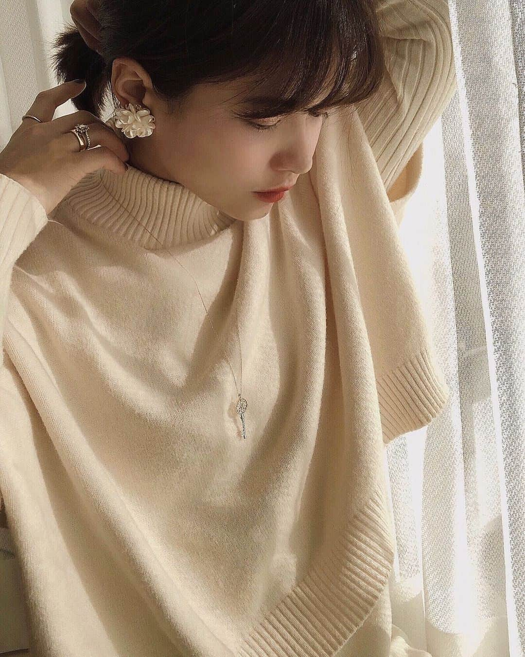 酒匂彩名さんのインスタグラム写真 - (酒匂彩名Instagram)「気がつけば3週間弱投稿して無かったです…。反省。。。🙄  毎年12月1月は忙しさとかも相まって私にとって結構ずーんとなりがちな2ヶ月なのですが、特に今年はコロナでお出かけもろくにできないので…ネタが無い…気力も…あんまり……！！っとなっており滞りました🙄  以下だらだら長文を書くだけなので お暇な方だけどうぞ。🙋‍♀️笑  写真はあまりにもネタがなさすぎたので、あなたのラッキーカラーは白です。と年末占い師の人に言われたので、白系のアイテムを身にまとってみたものです。笑(単純か) イヤリングはやっぱり苦手で長時間つけてられませんでした←  今年は女性の大厄と呼ばれる厄年でして、コロナもあるし色々気をつけて生活したいなぁと思っているのと、緊急事態宣言でテレワークも増えた事も相まって、おうち時間がとても増えたので通勤時間分の時間を使ってちょっとした勉強もしてます。 脳みそに栄養与える感じっていいわー。学生時代特に中高校生時代もっと勉強しておけばよかったなぁ〜〜  あと夫と共についに韓流ドラマに足を突っ込み夜な夜な沼に陥っております← おススメのドラマありましたらコメントまで…❤️笑 ちなみに梨泰院とサイコと、今はキム秘書見てます🙋‍♀️  お出かけしない分、例年より風邪とか引かずに過ごせているし、交通費も交際費も減って、化粧もポイントしかしなくて減りも遅いし…あれ？めっちゃコスパ良い生き方してない？と思ったりもしておりますが、脂肪も比例して蓄えられているので再びダイエット始めなければと思っている次第です。 いや雑貨買ったり息子のおもちゃ買ったり食材取り寄せたりで経済状況はトントンか…笑  あとそろそろiPhone変えようと思っていて(未だX)ショップに先週末行こうかと思ったのですが感染者が相変わらず多くてわざわざ行きたくない…し…行ってる時間もないかな…と自宅配送にしました🚚 いつ届くかなー。何気に携帯ショップ以外で変えるの初なのでドキドキします。  色々考えさせられた2020年ですが 2021年は時代の変化に乗り遅れないよう柔軟に迅速に、でも色々気をつけながら生きていきたいものです。  ブログみたいだ😂笑  :  #ホワイトコーデ　#ラッキーカラー　#アラサーコーデ #イヤリング　#大ぶりイヤリング #厄年　#本厄　#大厄 #韓流ドラマ　#沼すぎる　#スタイル良すぎて羨ましい　#自分を鏡で見てしょんぼりしてしまう #今月まではちょっとバタバタしている #つぶやき　#ほんとただのつぶやき #ストーリーはせめて更新してゆくよ！！　　笑」1月19日 21時02分 - ayanasakoh