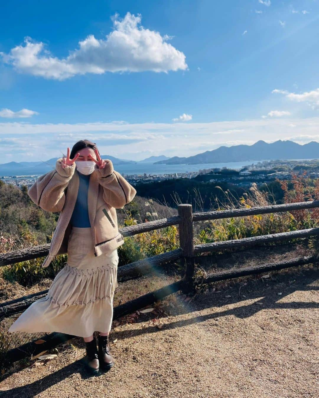 段原瑠々さんのインスタグラム写真 - (段原瑠々Instagram)「🚗💨  宮島ＳＡまで家族とドライブ  鳥居があったよ！⛩  鳥居の向こうに見えるのが厳島(宮島)です😊  #juicejuice #段原瑠々 #ドライブ #宮島サービスエリア #宮島からは #少し離れたところにあるよ #瀬戸内海 #厳島 #景色 #綺麗」1月19日 21時03分 - ruru_dambara.official