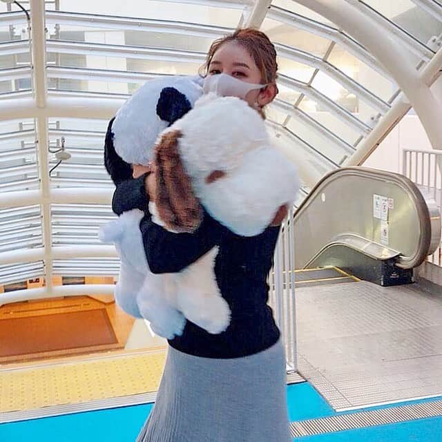 AYUMIのインスタグラム：「. ・ クレーンゲームにハマってます🤩✨ ・ ゴルフ帰りの海ほたるでスヌ様ゲット❤️❤️ 私は半目😂笑 ・ ・ #海ほたる #スヌーピー」
