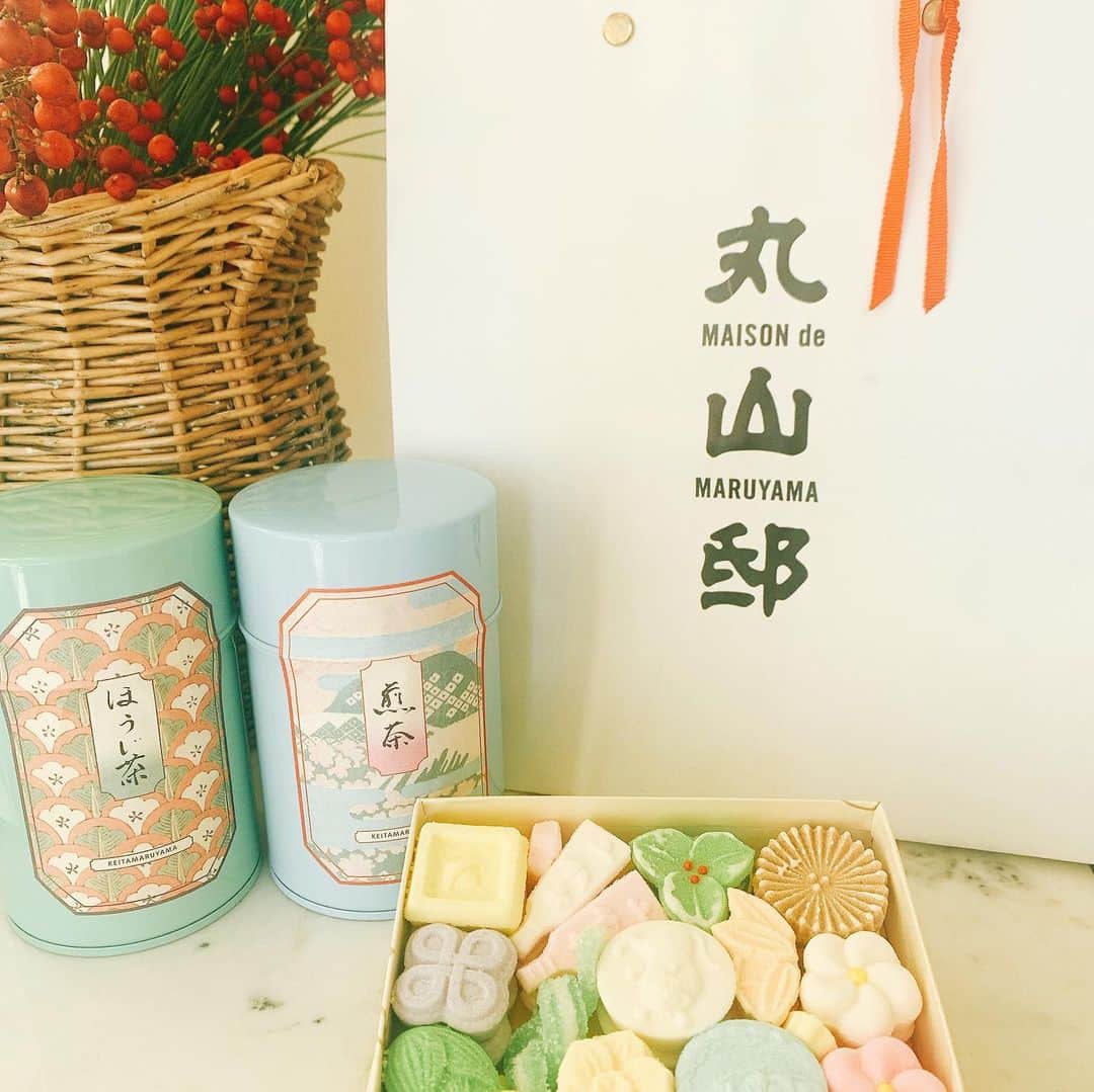 SPARAさんのインスタグラム写真 - (SPARAInstagram)「お祝い返しに頂いた @keitamaruyama  の干菓子とお茶♡ さすがパッケージがお洒落〜♡」1月19日 21時05分 - spara_aco