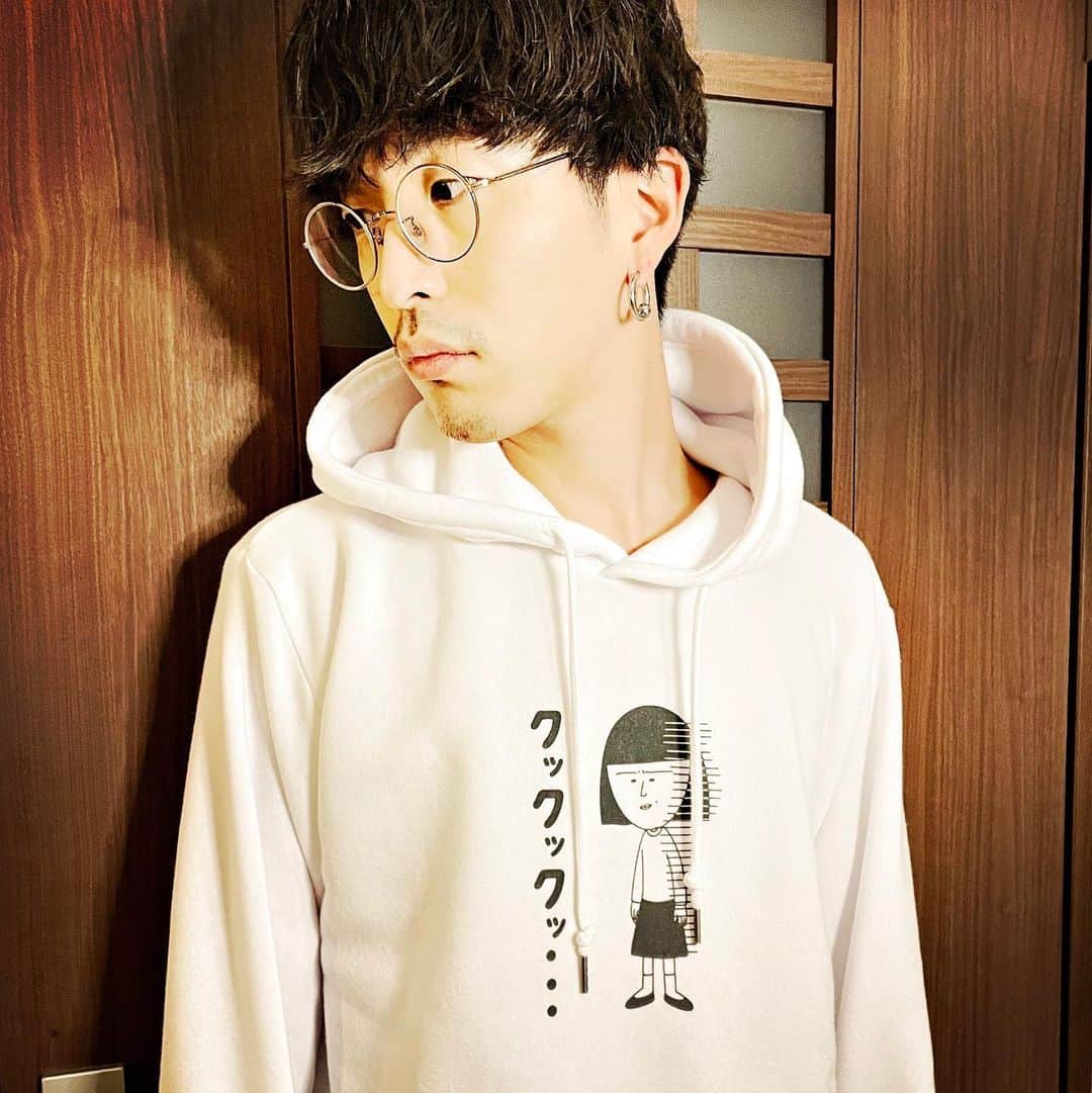 エンドウリョウのインスタグラム：「Chibi Maruko-chan 自分でも何故購入したかわからない。 野口さん好きだけど、野口さんのおじいちゃんの方が好き。 着心地はめちゃくちゃいいです。 クックックッ…。  THEME: 白 No.6  #9セレクト #レルエ #紫 #聞いてね  ********* 新曲「紫」のリリース企画、9枚の写真を集めた「9セレクト」企画が好評だったため、シリーズ化しました👀  テーマに沿って集めた写真を3日ごとに投稿します。今月のテーマは「白」です。 お楽しみに👏🏻👏🏻👏🏻 *********」