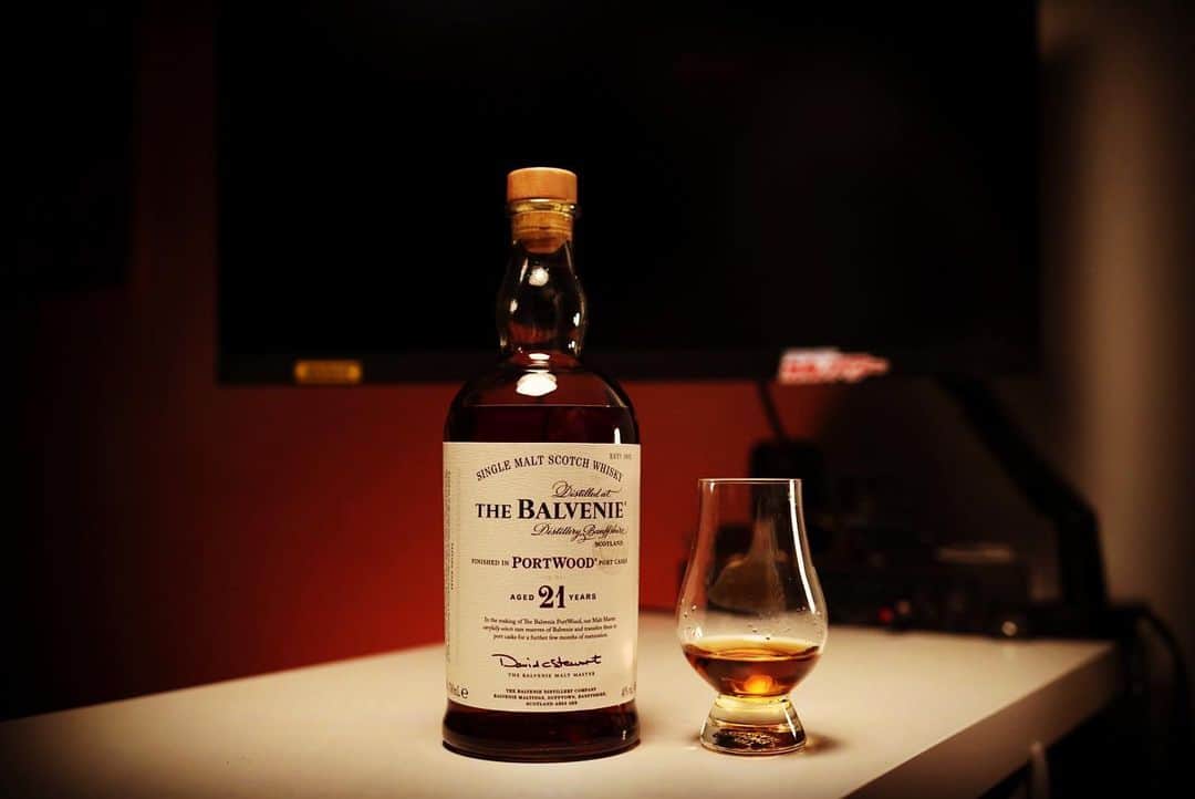 土井雪広のインスタグラム：「Gcn Japan の仕事仲間イイトモ君が本日gcnショーにしっかりデビューしたという事で、美味いウイスキーで勝手にデビュー祝い😁 皆様、新しいプレゼンター、イイトモ君をよろしくです👍 #thebalvenie21  #scotchwhisky」