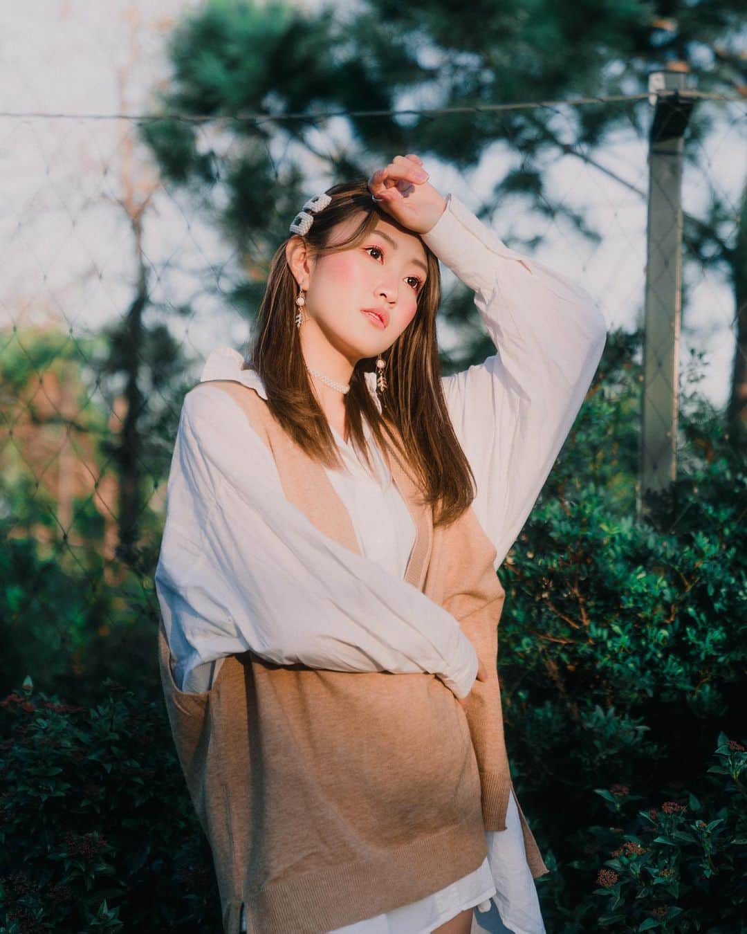 のインスタグラム：「酸素、深呼吸していこう🌲  Model : @emika_kamieda  Photography : @tianhuaqiuchen  Makeup artist : @minniimakeup  Stylist : @pink.bai   #japanesegirl #modeling #makeup #fashion #Barcelona #actriz #asiatica」