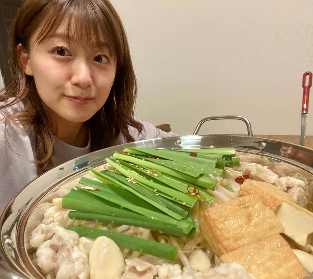 尾崎里紗さんのインスタグラム写真 - (尾崎里紗Instagram)「今夜のテーマは、 福岡、恋しい！！！ です。笑 久しぶりに母と長電話して、会いたい気持ちが、 うわーっと溢れてきました😌  帰省して、 とんこつラーメン、明太子、酢もつ、 ごまさば、豚バラ・・・ 時間と胃袋の許すかぎりふるさとの味を 食べつくすその日を楽しみに・・！！ . #福岡といえば #もつ鍋ばい🍲 #しめはやっぱり　#ちゃんぽん麺 #おうちで帰省した気持ちに」1月19日 21時11分 - ozaki.risa