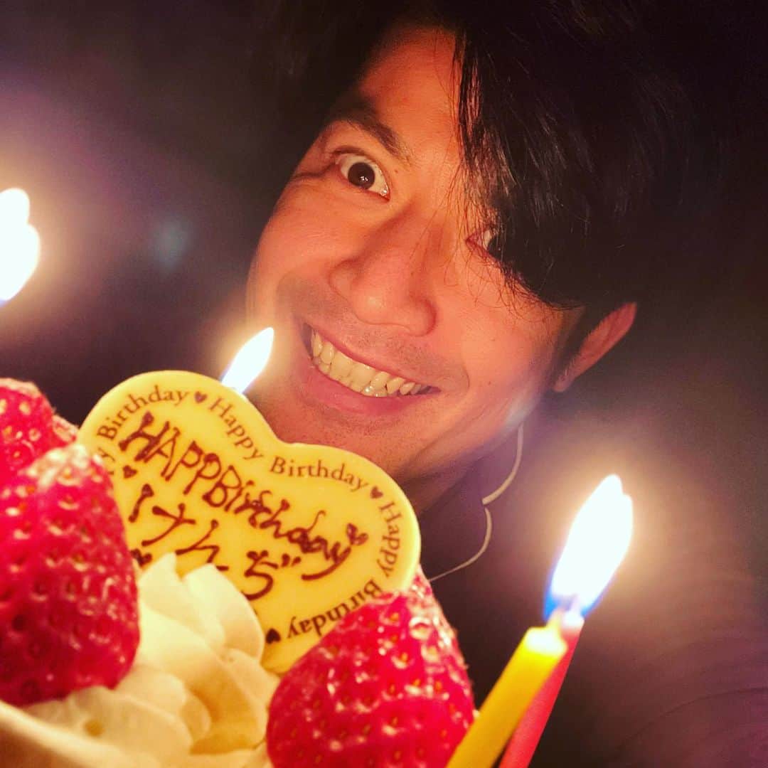 すずけんのインスタグラム：「誕生日でしたー！ みなさんたくさんお祝いありがとうございました😄  お礼にケーキを持ちながら満面の笑みをしたつもりが何かの儀式中になった写真をアップします❤️」
