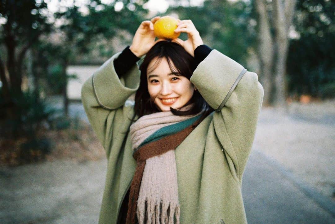 角川友紀のインスタグラム：「𓂃 ﻿ ﻿ 先週誕生日を迎え、21歳になりました✌🏻 ﻿ 道に落ちてた謎の果物（はっさく?）と共に🍋笑﻿ ﻿ どんな年になるかな…楽しみです!👩🏻﻿ ﻿ ﻿ #film#filmphotography#鏡餅みたい」