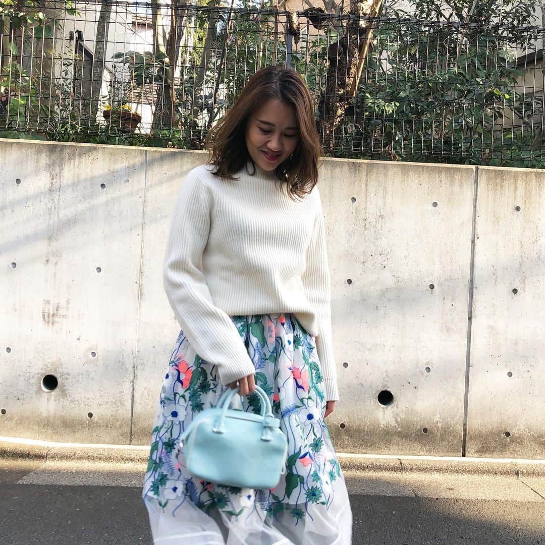 増山敬子のインスタグラム：「本日娘さん、教科書を開きながらバタンキュー😂😂6時前に寝てしまいました💤💤 早いな〜。まぁ、みんなよく眠る一家だから仕方ないっ！ 寝落ちしてそのまま寝れることほど幸せなことはないっ🥸 * 買い出しにでたら寒すぎて固まってしまいました🥶🥶 気温差が本当に激しいですね。 #mamacoordinate #ニット#ドゥロワー #drawer #スカート#チェスティ#chesty #バック#delvaux#デルボー  #fvecフリマ」